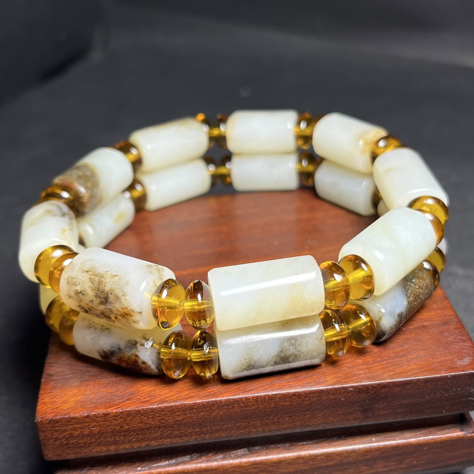 An Exquisite White Jade Bracelets: Estimated Value:800-1600 An Exquisite White Jade Bracelets,Qing Dynasty,China,Size:21mmx12mmx17mm,Weight:92g 白玉手串,中国清代