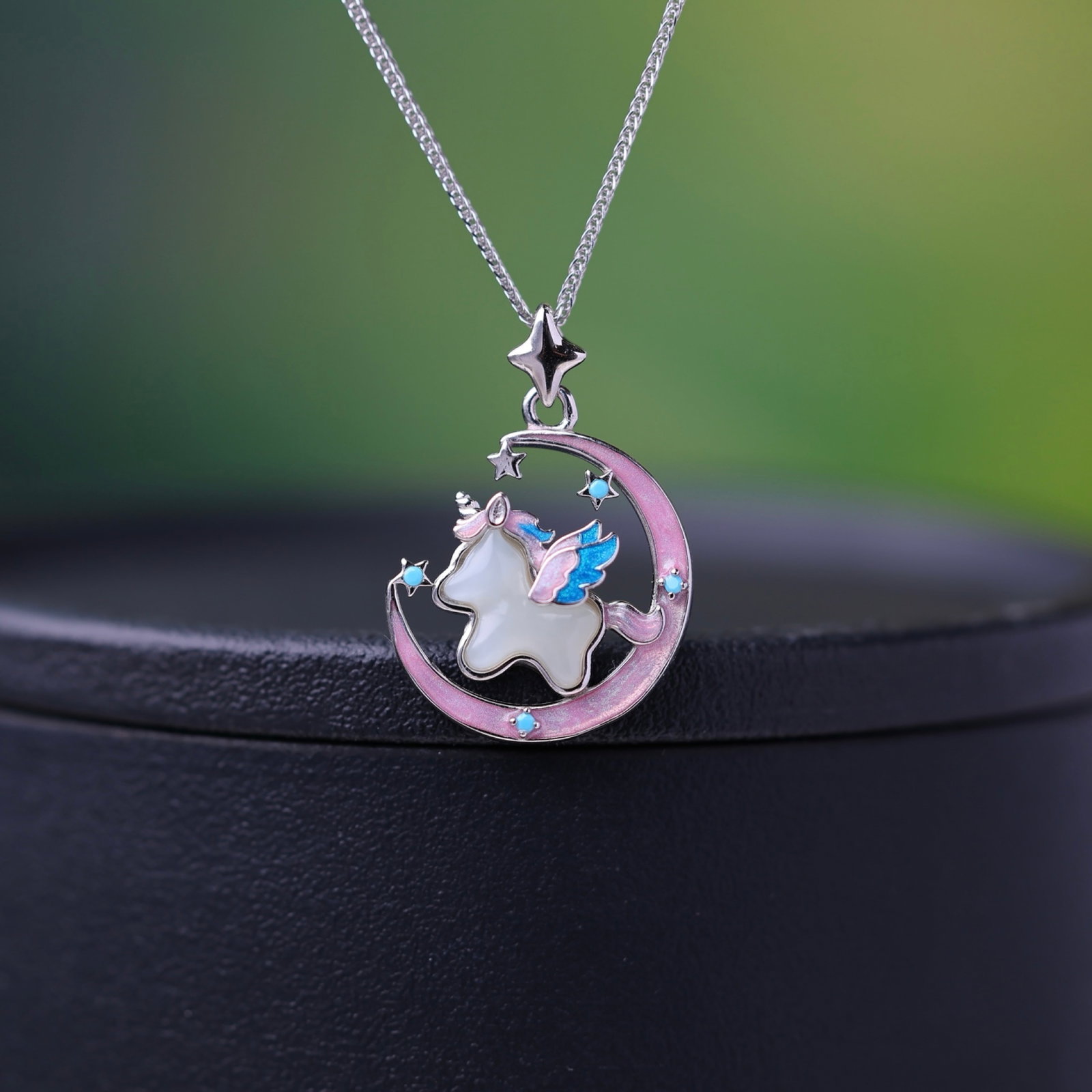 An Exquisite Sterling Silver Inlaid White Jade Pendant: Estimated Value:200-400 An Exquisite Sterling Silver Inlaid White Jade Pendant,Size:8mmx10mm 纯银镶白玉吊坠