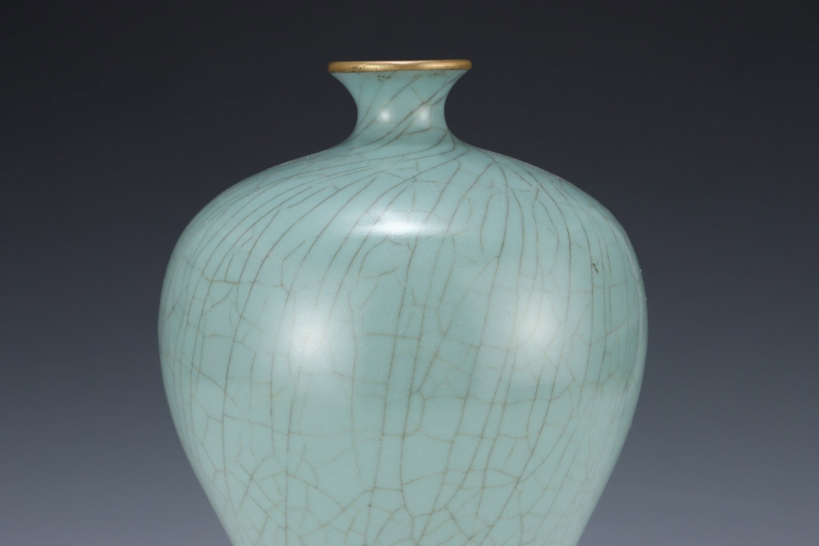 An Exquisite Ru yao Sky Blue Glazed Cover with Gold Vase,with an Imperial Poem by Emperor Qianlong - 4