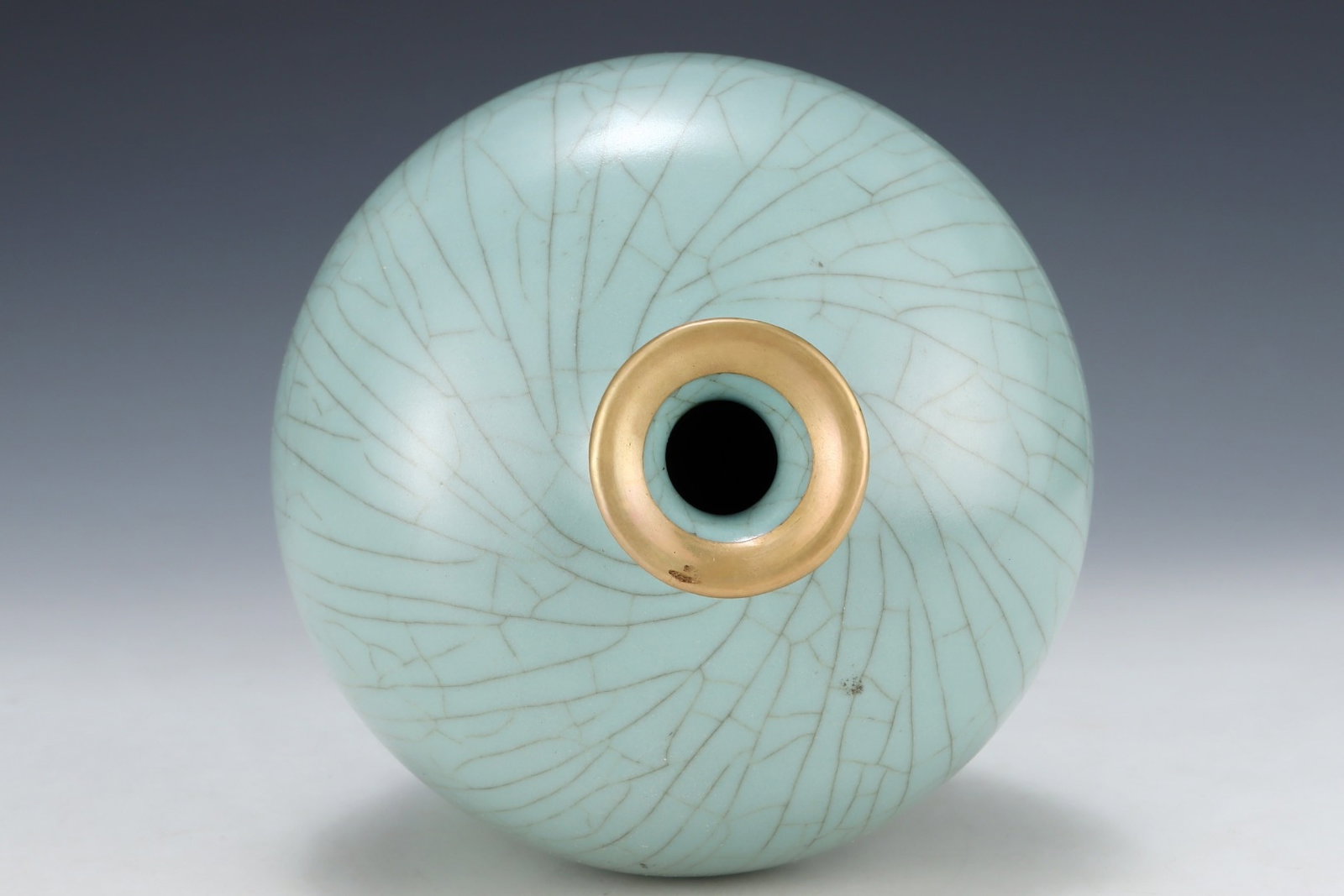 An Exquisite Ru yao Sky Blue Glazed Cover with Gold Vase,with an Imperial Poem by Emperor Qianlong - 6