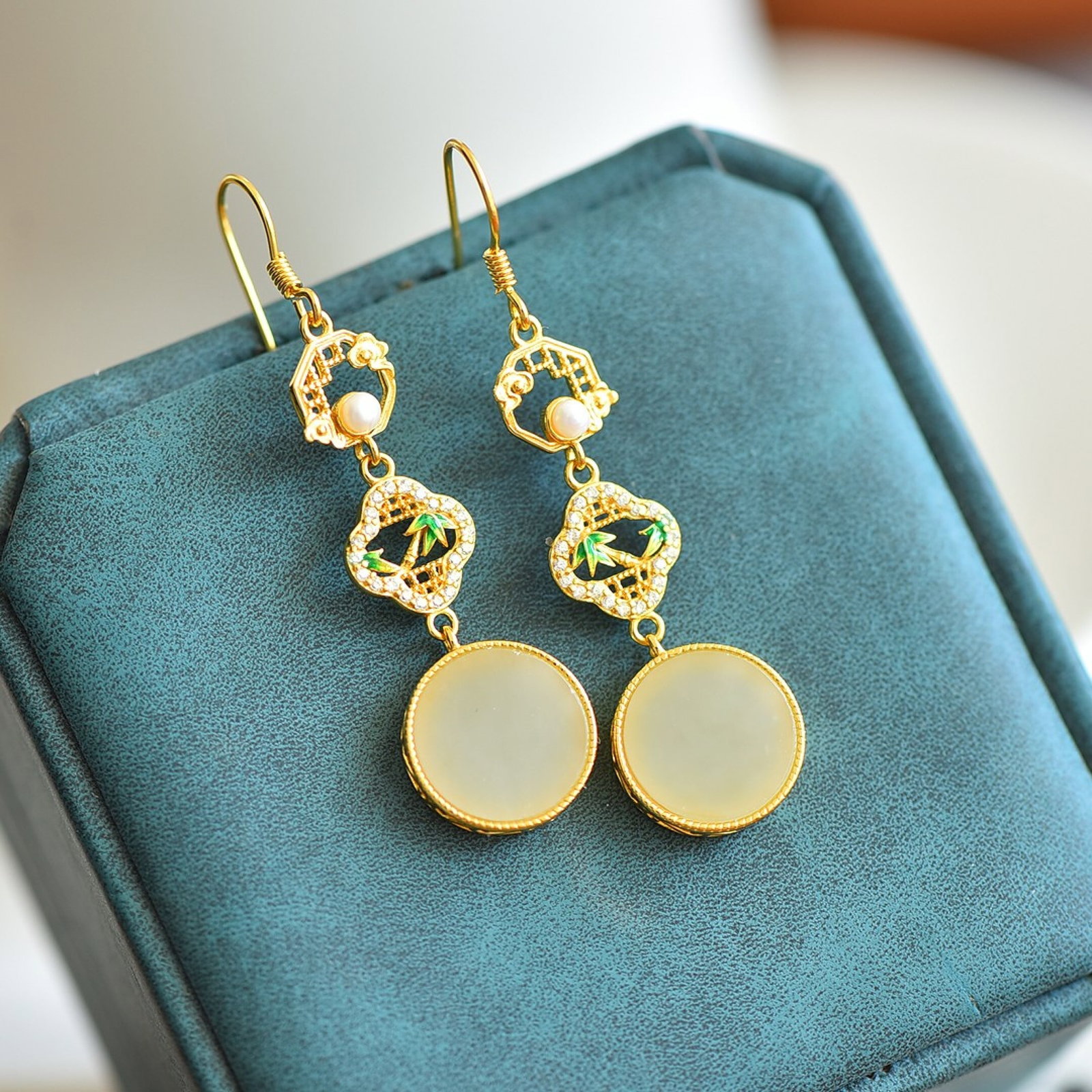 A Pair of Exquisite Sterling Silver-Gold Plated Inlaid White Jade Earrings,Inlaid Diamonds: Estimated Value:200-400 A Pair of Exquisite Sterling Silver-Gold Plated Inlaid White Jade Earrings,Inlaid Diamonds,Size:12mmx12mm 一对纯银镀金镶白஍