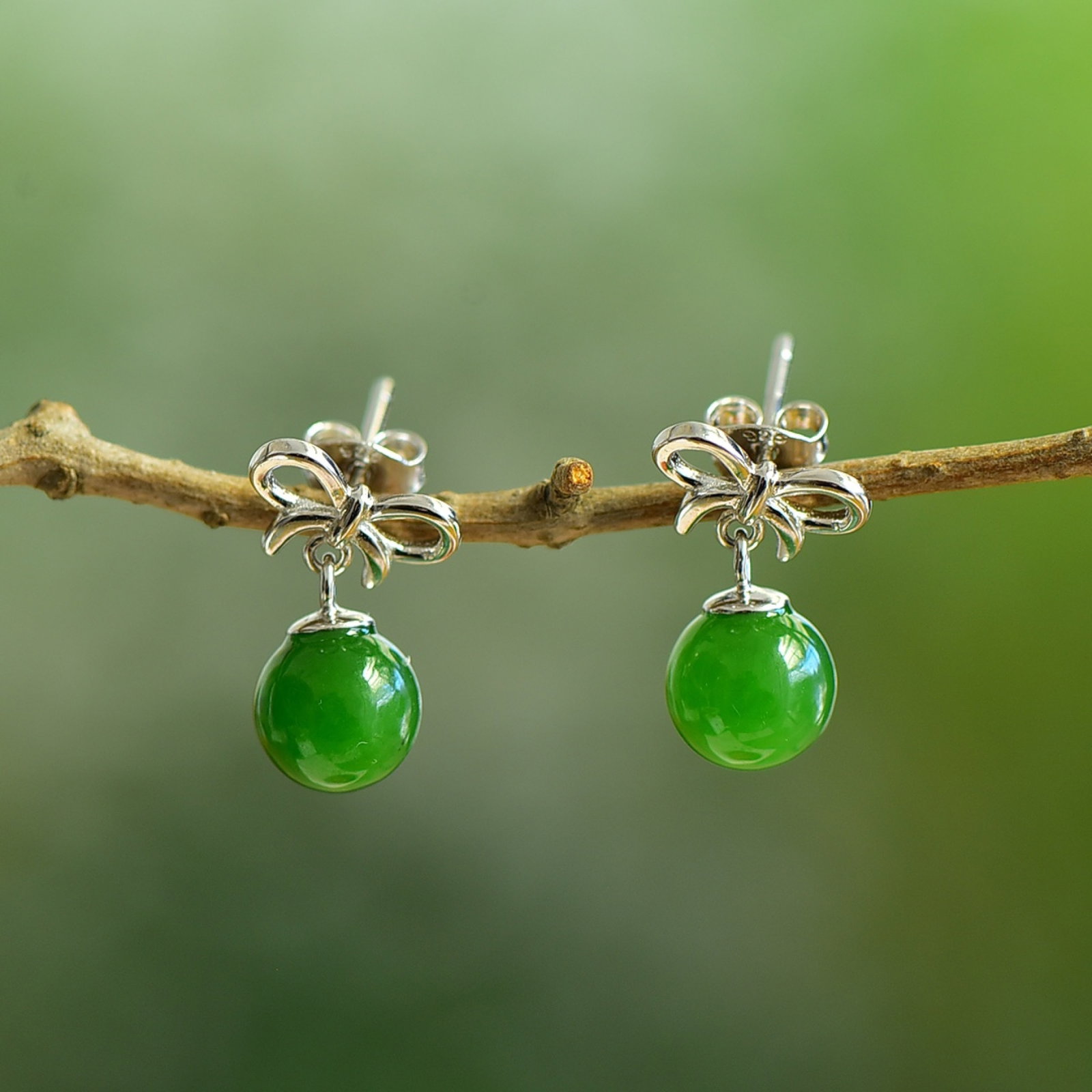 A Pair of Exquisite Sterling Silver Inlaid Jasper Earrings: Estimated Value:400-800 A Pair of Exquisite Sterling Silver Inlaid Jasper Earrings,Size:8mmx8mm 一对纯银镶碧玉耳环
