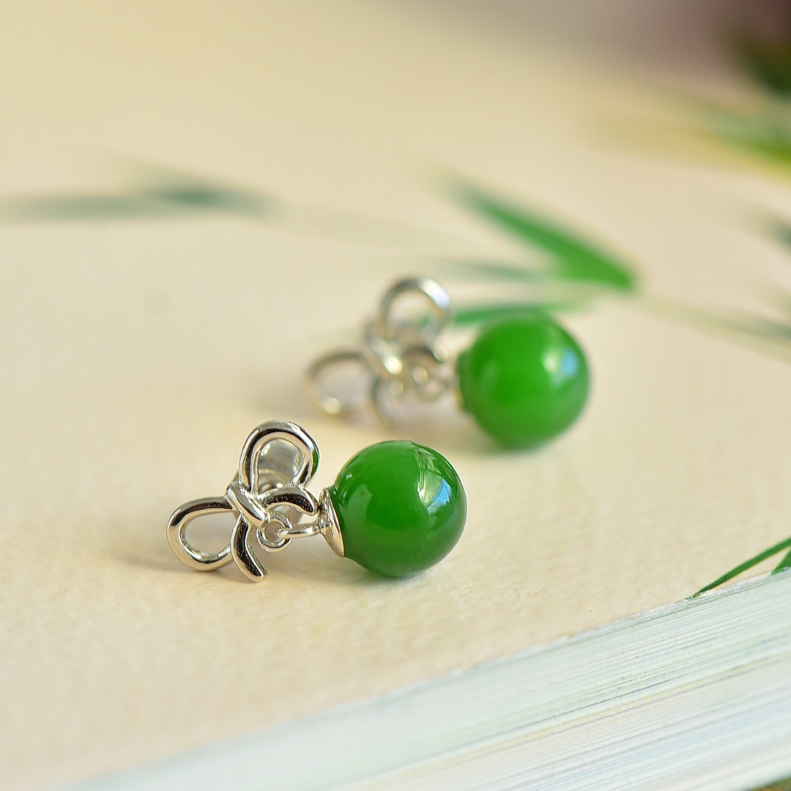 A Pair of Exquisite Sterling Silver Inlaid Jasper Earrings - 4