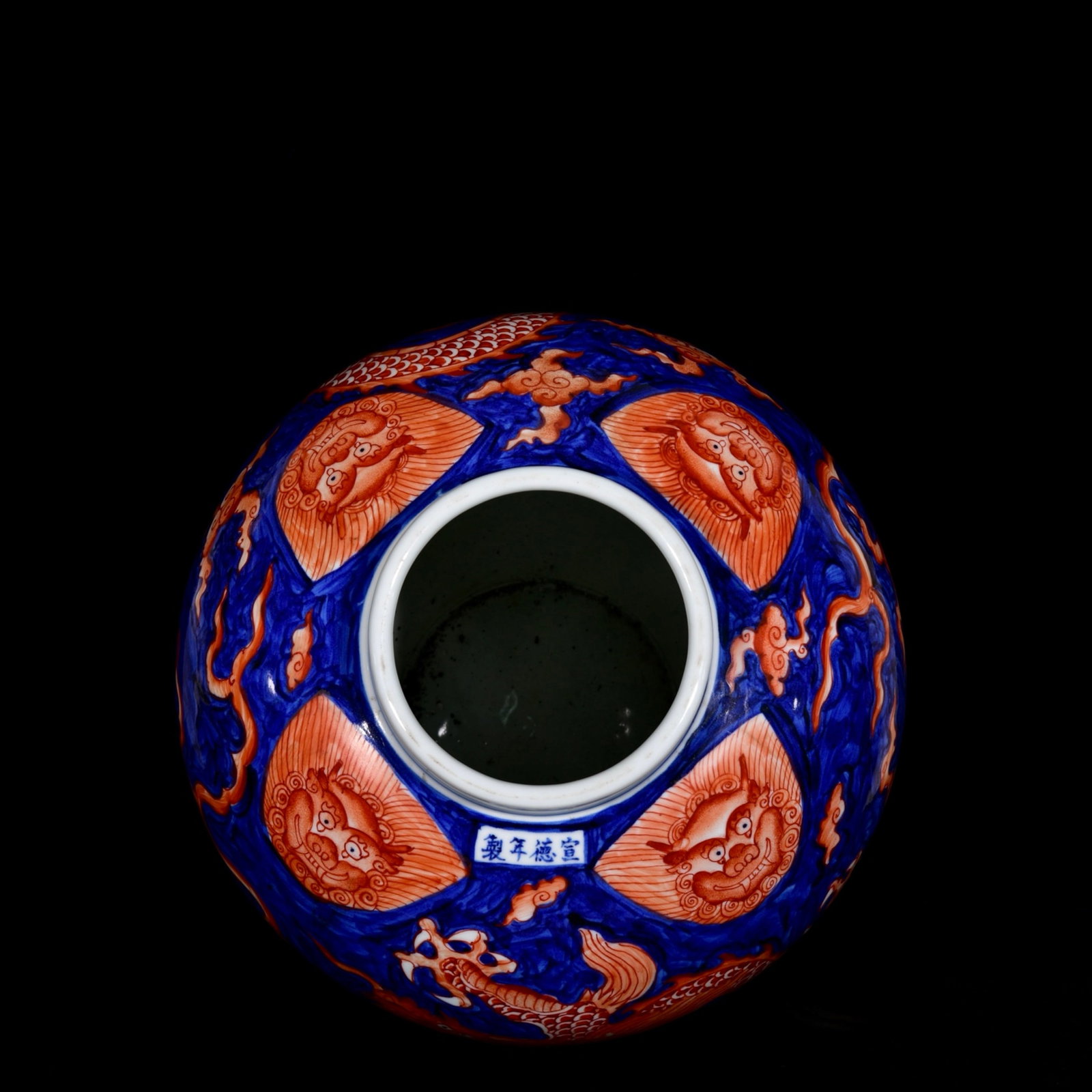 A Pair of Rare Blue and White Iron-Red Auspicious Cloud and Dragon Pattern Jars - 8