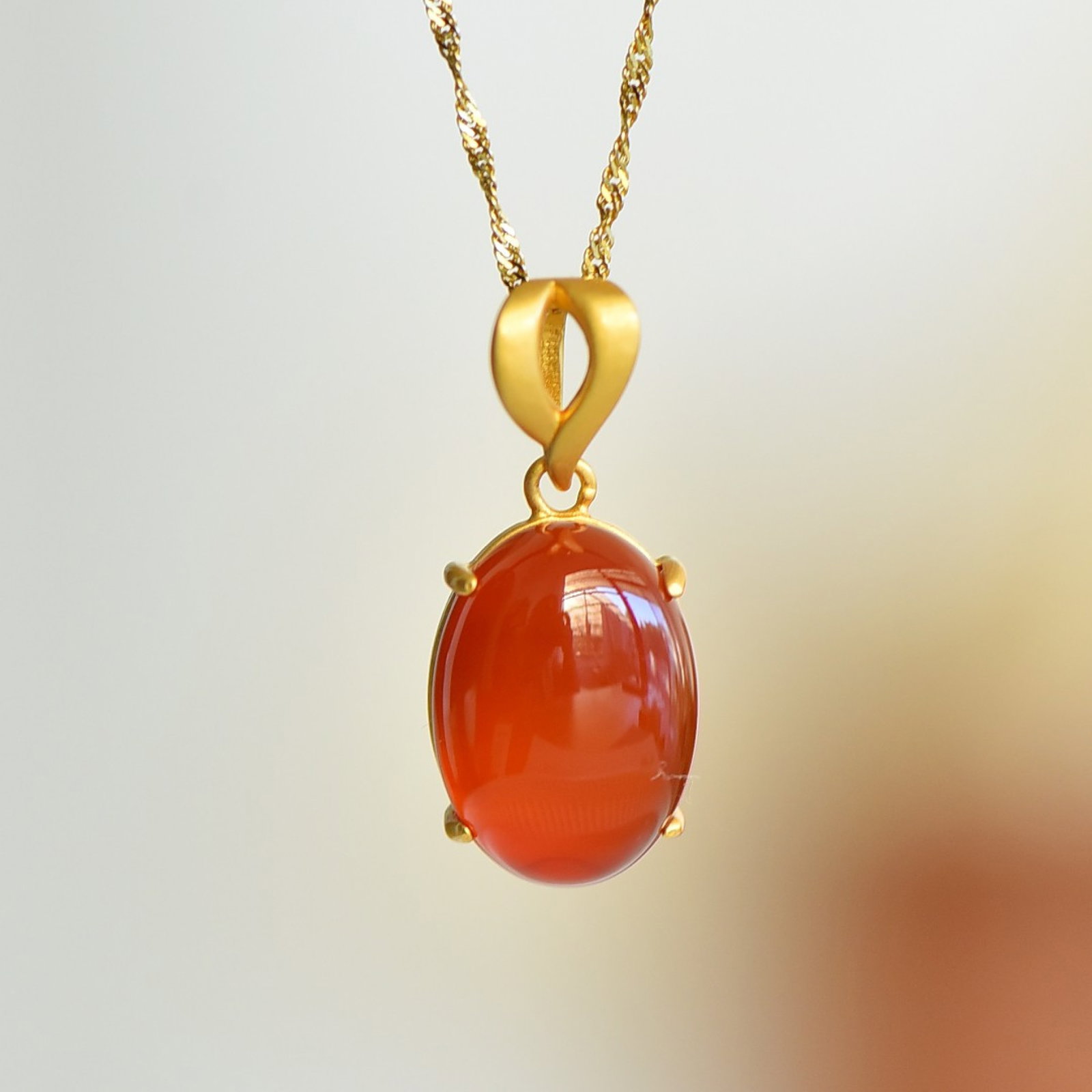 An Exquisite Sterling Silver-Gold Plated Inlaid Agate Pendant: Estimated Value:200-400 An Exquisite Sterling Silver-Gold Plated Inlaid Agate Pendant 纯银镀金镶玛瑙吊坠