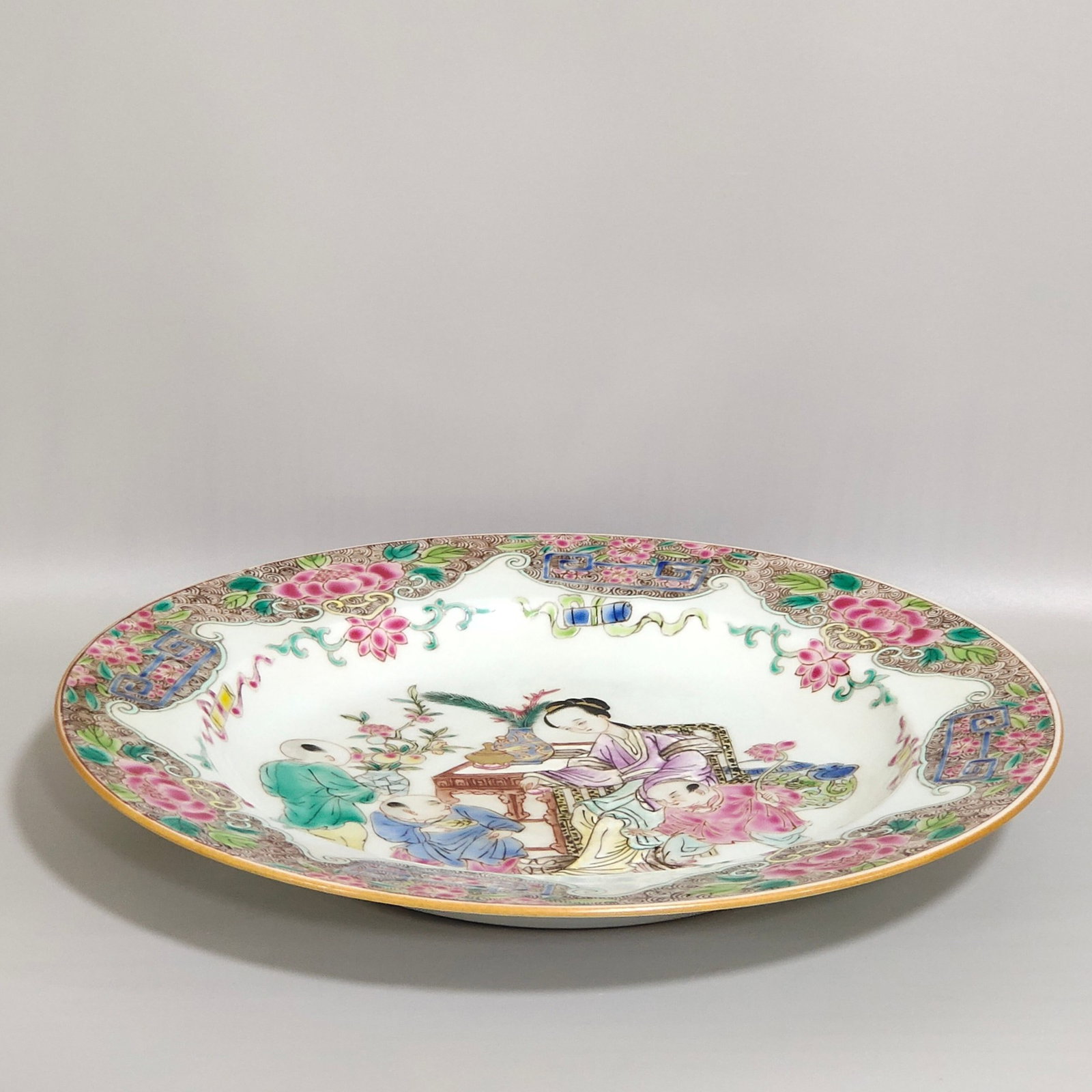 An Exquisite Famille-Rose Flower and Figure Pattern Plate - 2