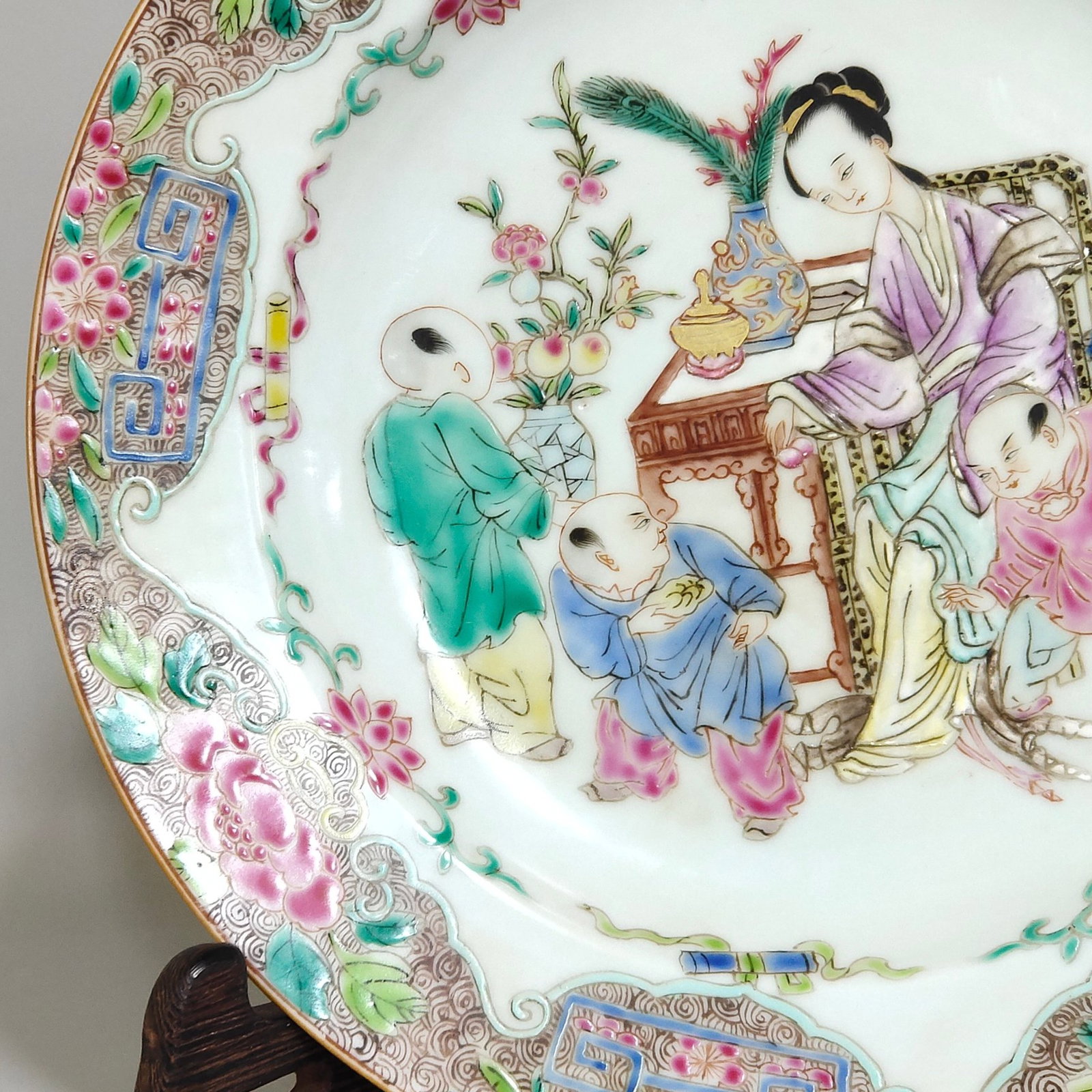 An Exquisite Famille-Rose Flower and Figure Pattern Plate - 3