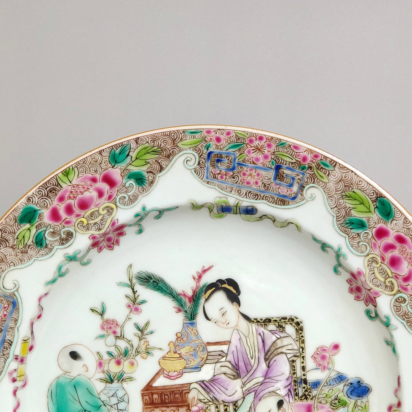 An Exquisite Famille-Rose Flower and Figure Pattern Plate - 4