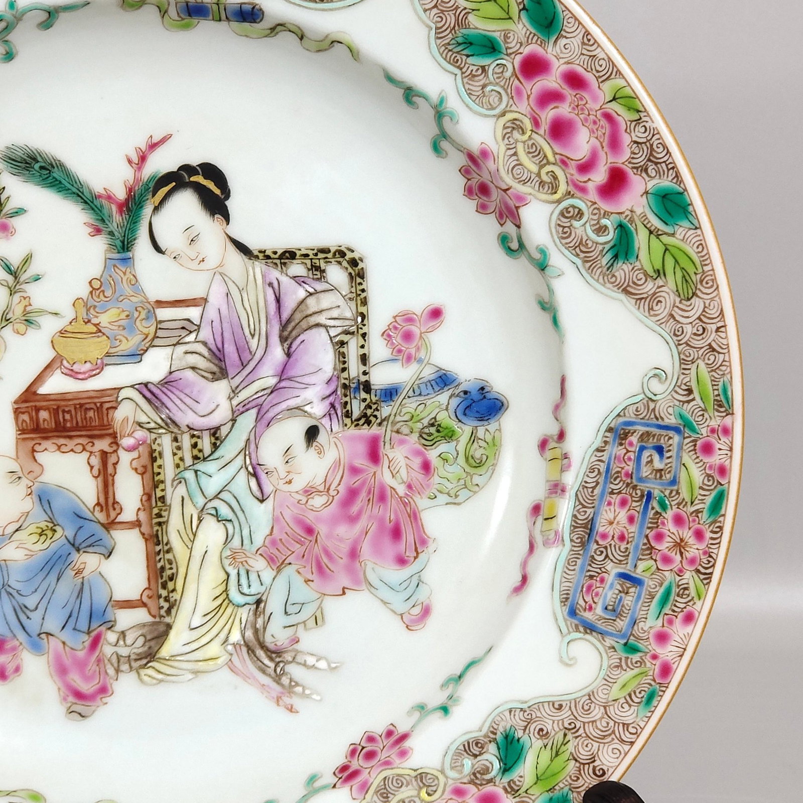 An Exquisite Famille-Rose Flower and Figure Pattern Plate - 5
