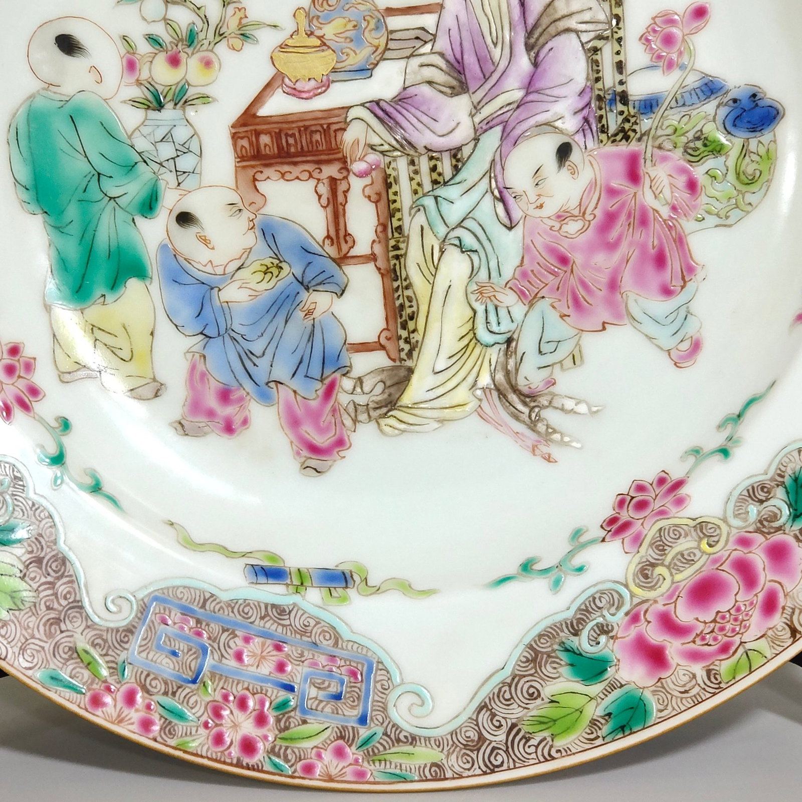 An Exquisite Famille-Rose Flower and Figure Pattern Plate - 6