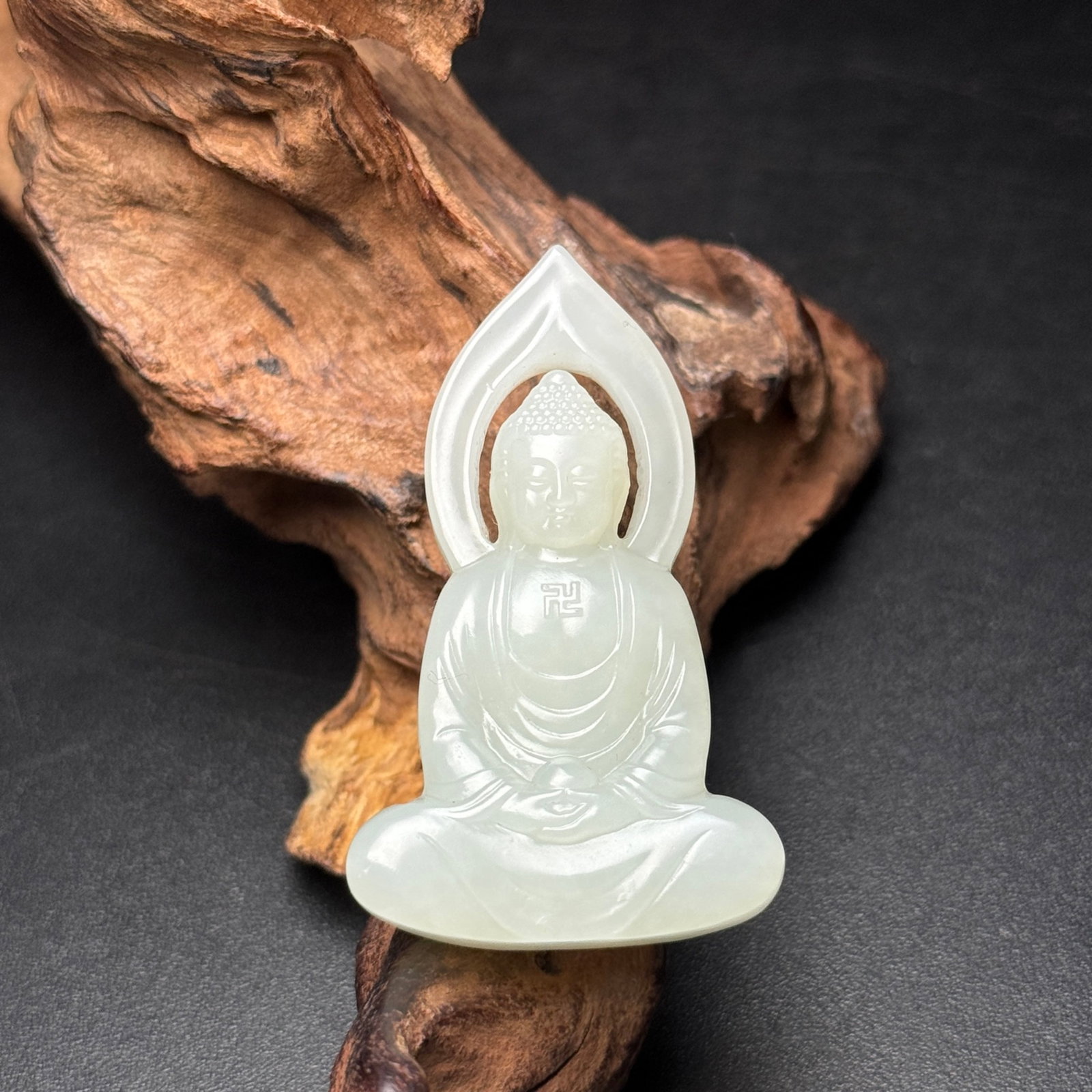 An Exquisite White Jade Statue of Mah¨¡vairocana Pendant: Estimated Value:600-1200 An Exquisite White Jade Statue of Mahāvairocana Pendant,Qing Dynasty,China,Size:32mmx55mmx12mm,Weight:25g