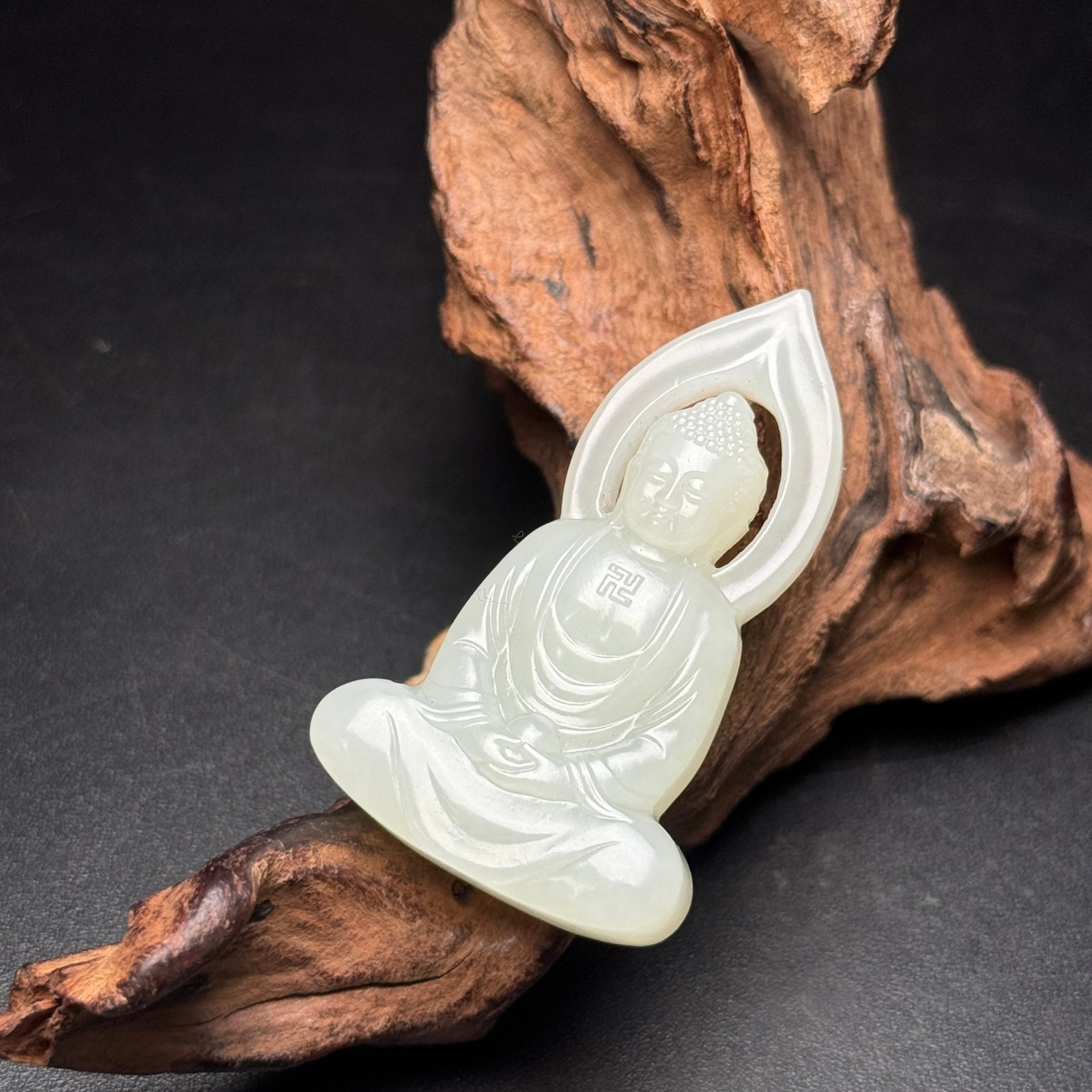 An Exquisite White Jade Statue of Mah¨¡vairocana Pendant - 2