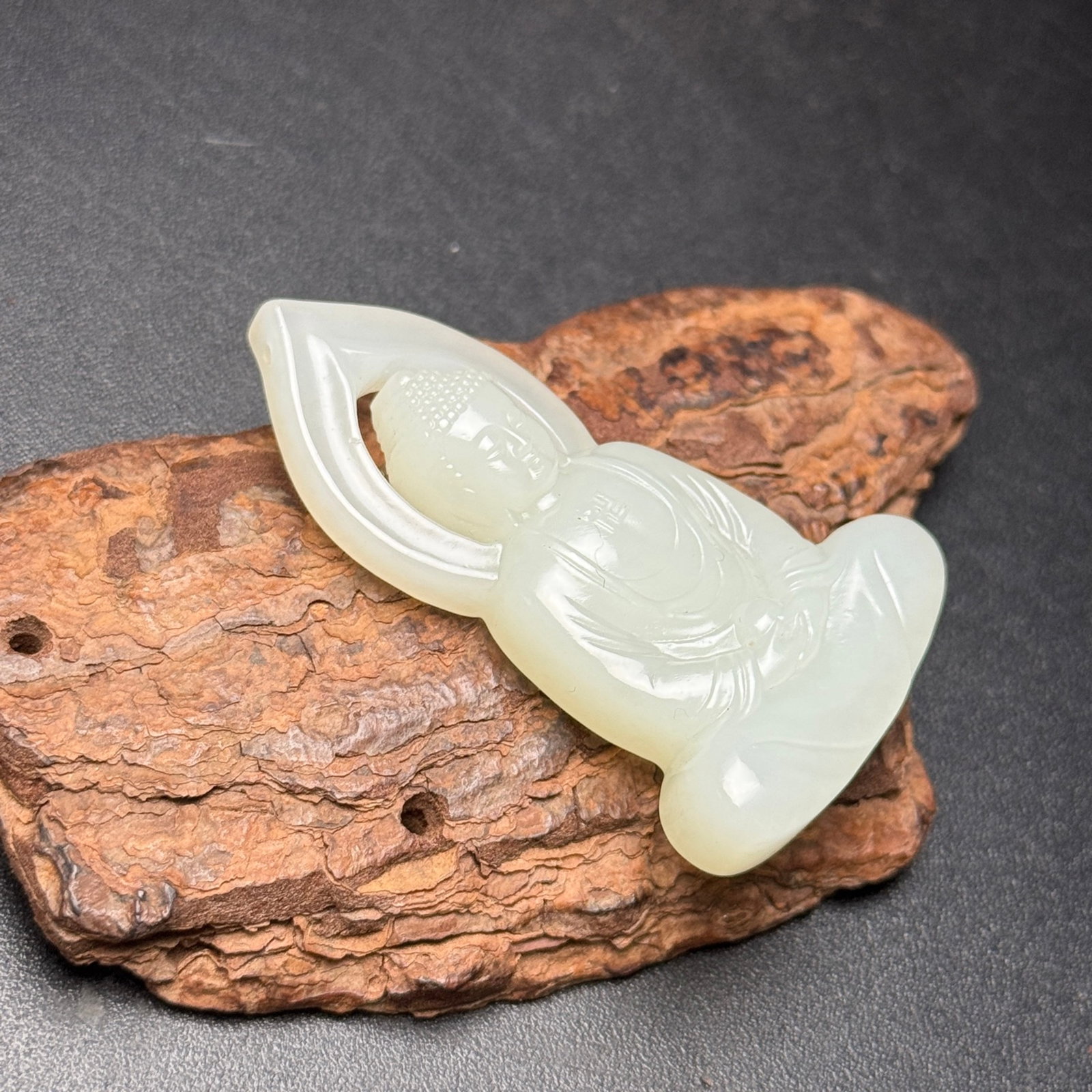 An Exquisite White Jade Statue of Mah¨¡vairocana Pendant - 4