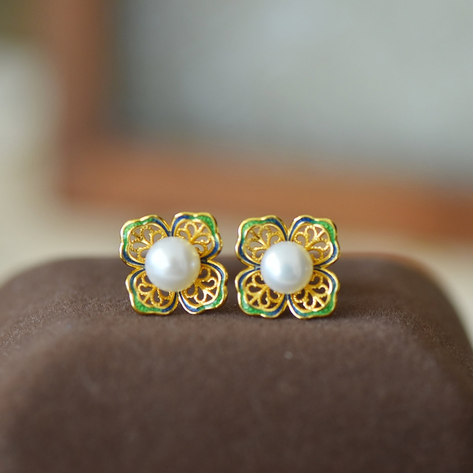 A Pair of Exquisite Sterling Silver-Gold Plated Inlaid Pearls Enamel Earrings - 3
