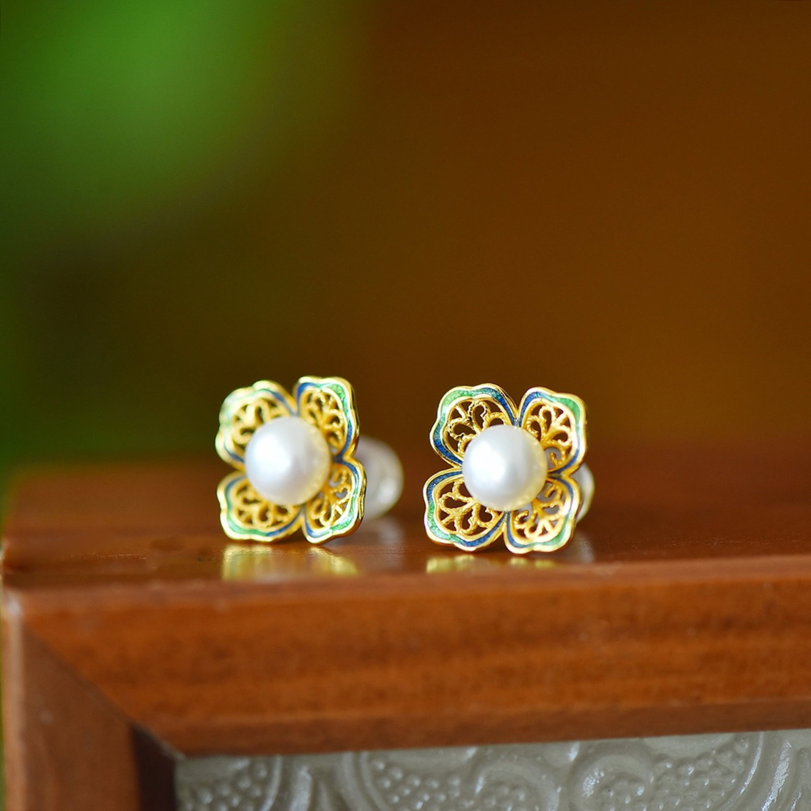 A Pair of Exquisite Sterling Silver-Gold Plated Inlaid Pearls Enamel Earrings - 4