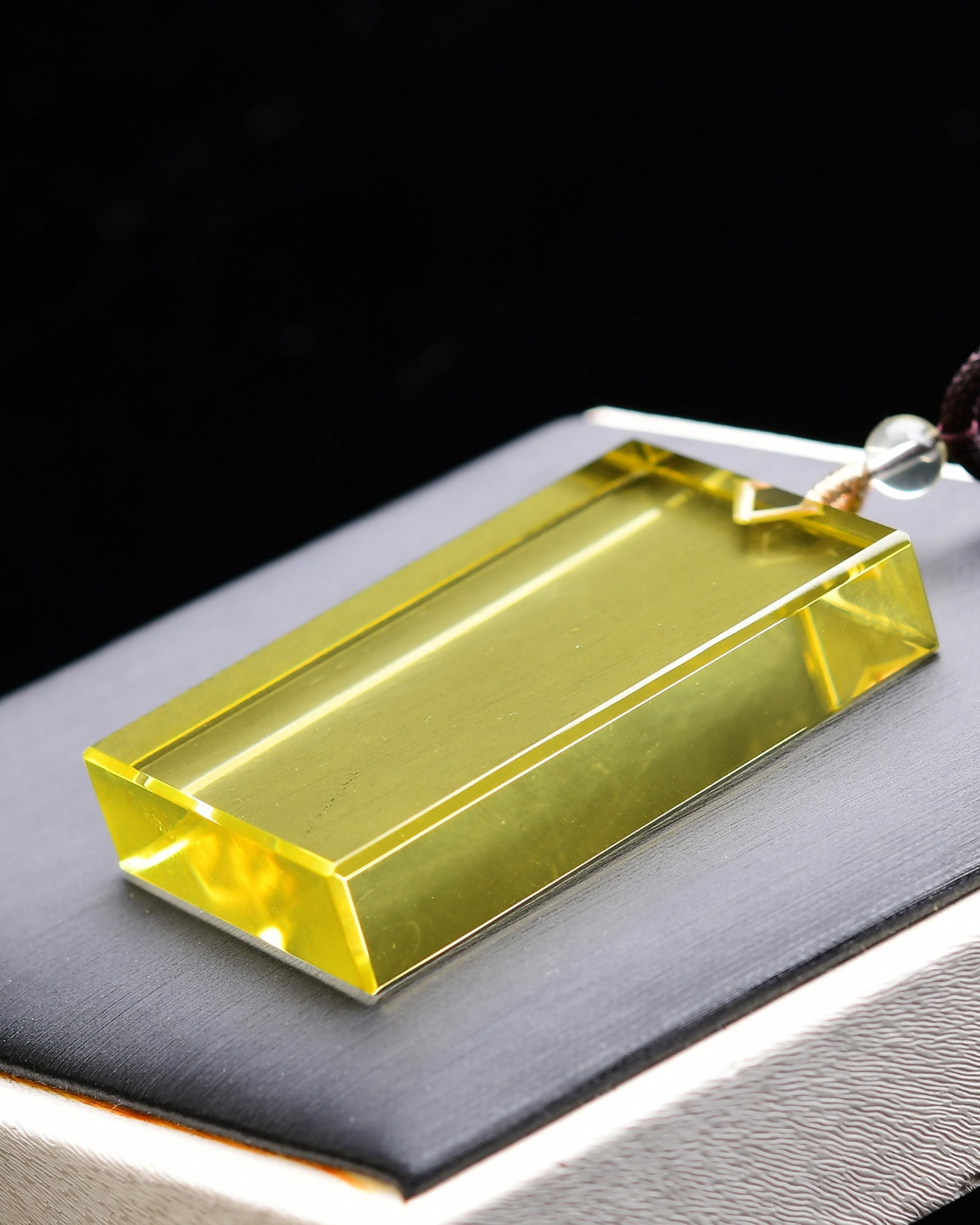 An Exquisite Crystal Pendant: Estimated Value:1200-2400 An Exquisite Crystal Pendant,Size:53mmx34mmx11mm,Weight:54g 水晶吊坠