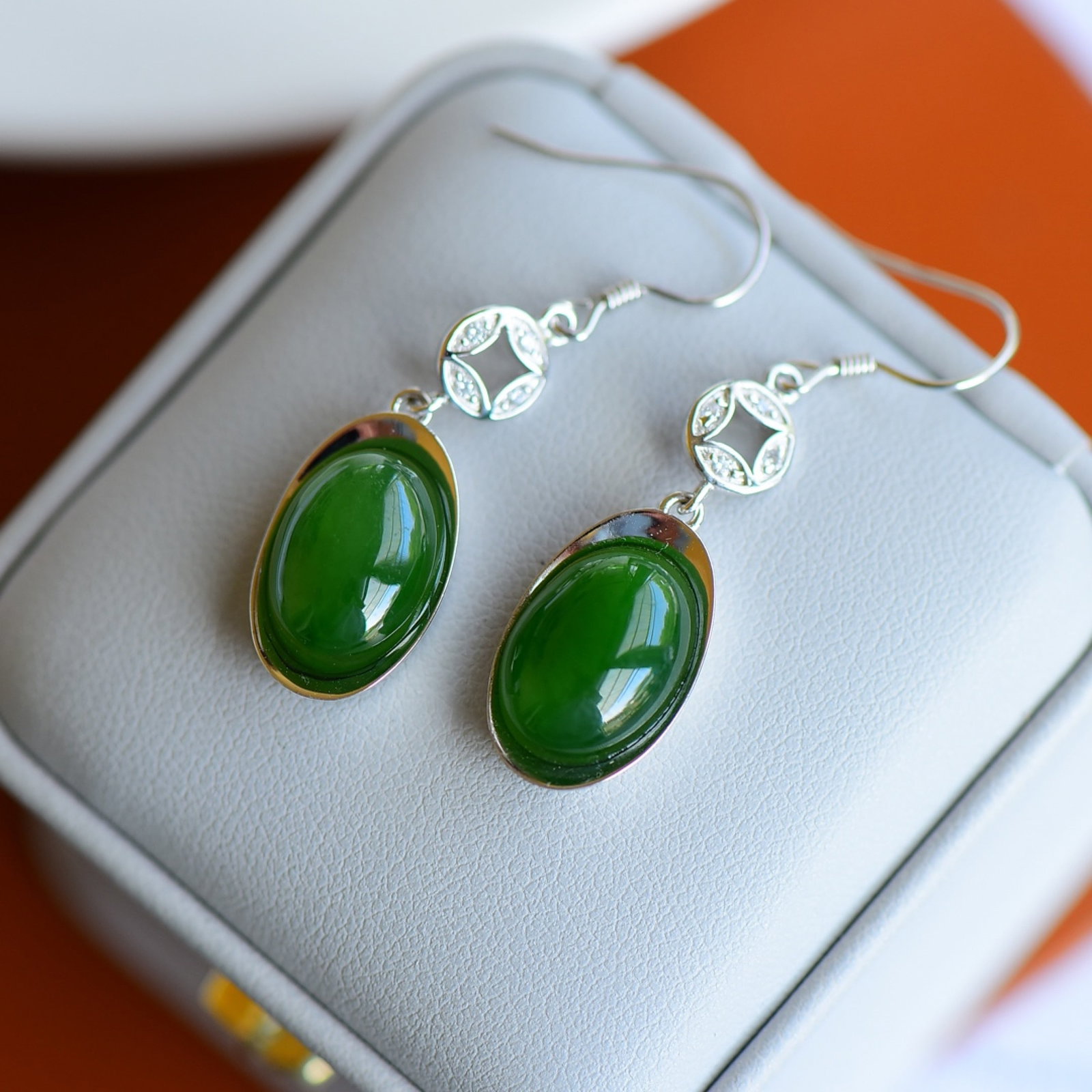 A Pair of Exquisite Sterling Silver Inlaid Jasper Earrings - 2