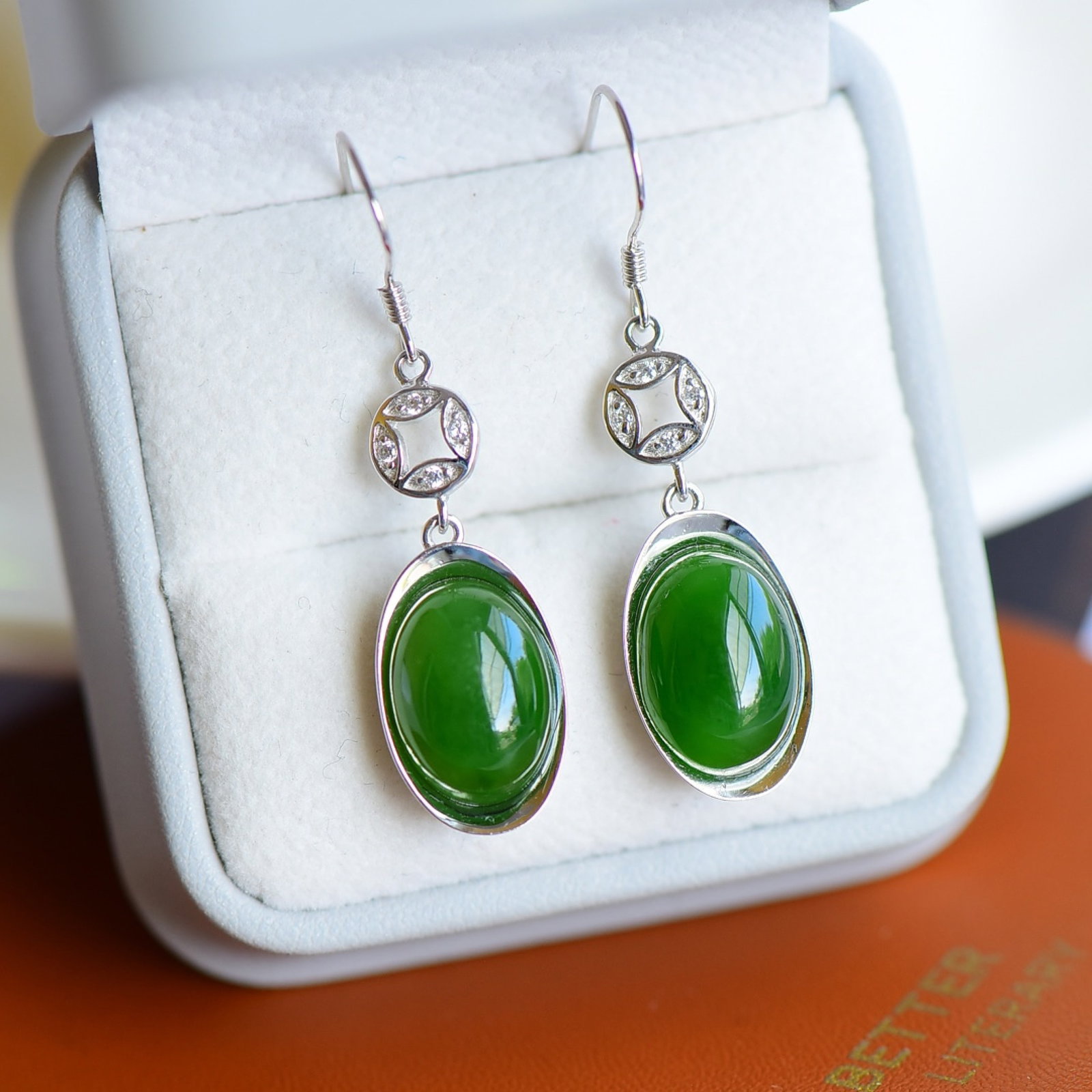 A Pair of Exquisite Sterling Silver Inlaid Jasper Earrings - 3