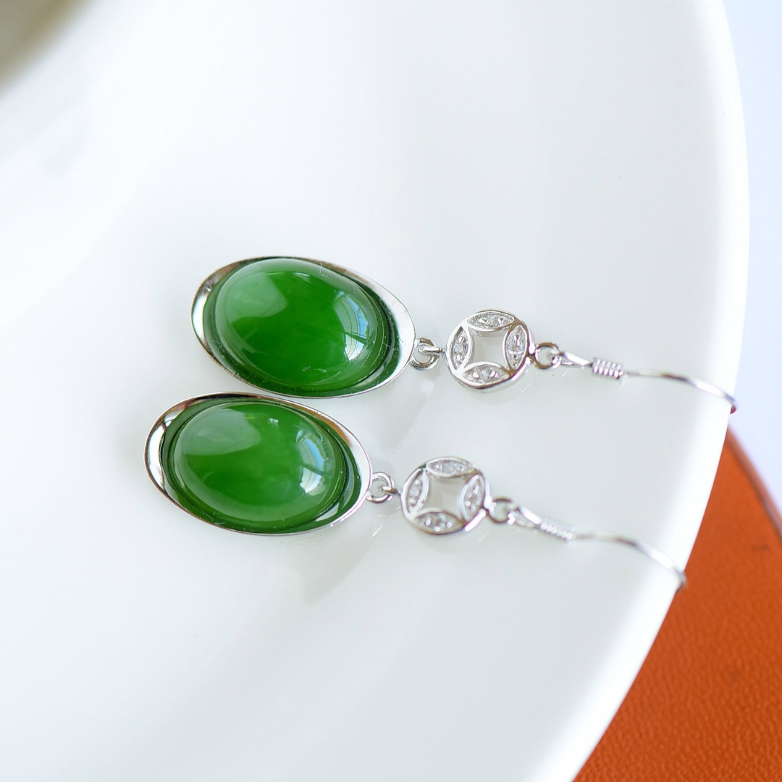 A Pair of Exquisite Sterling Silver Inlaid Jasper Earrings - 4