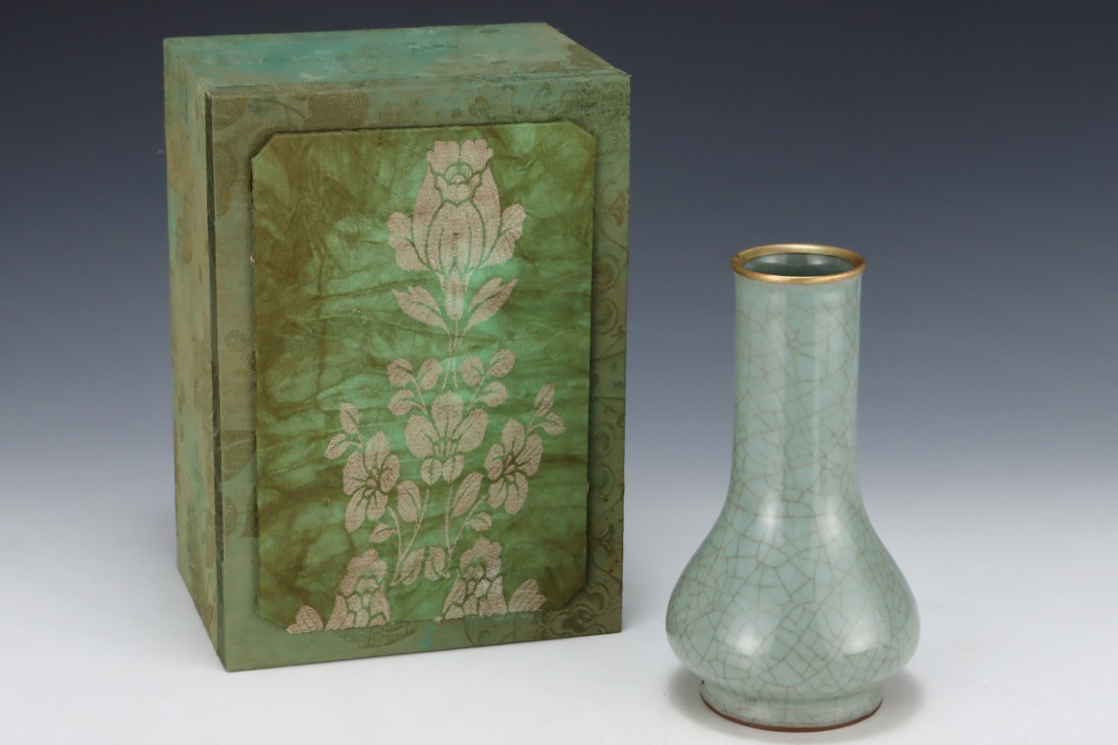 An Exquisite Guan yao Cover with Gold Vase,with an Imperial Poem by Emperor Qianlong: Estimated Value:1500-3000 An Exquisite Guan yao Cover with Gold Vase,with an Imperial Poem by Emperor Qianlong,Song Dynasty,China,Size:8.1inx4.5in