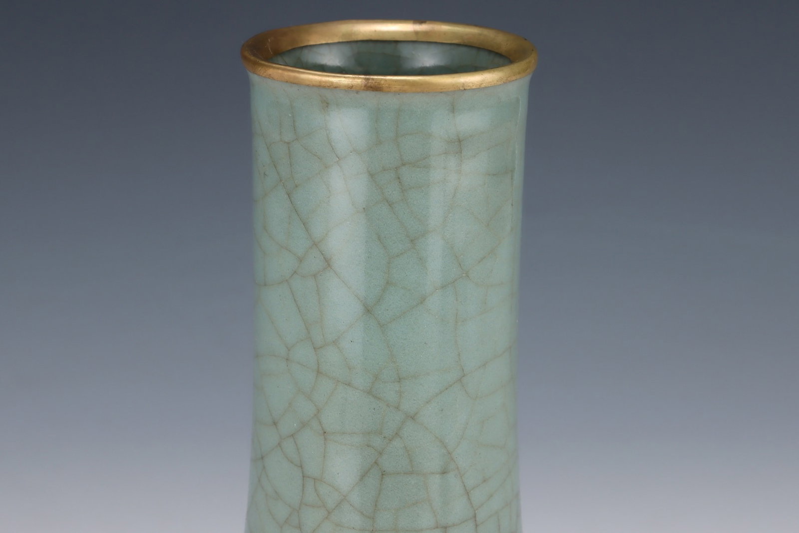 An Exquisite Guan yao Cover with Gold Vase,with an Imperial Poem by Emperor Qianlong - 4