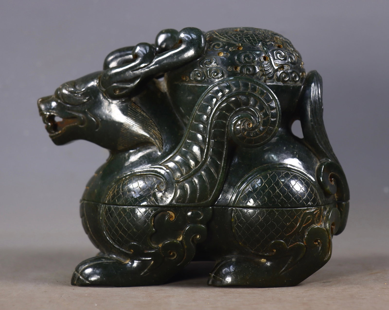 An Exquisite Jasper Kylin Ornament,With White Jade Dragon Pattern Seal - 2