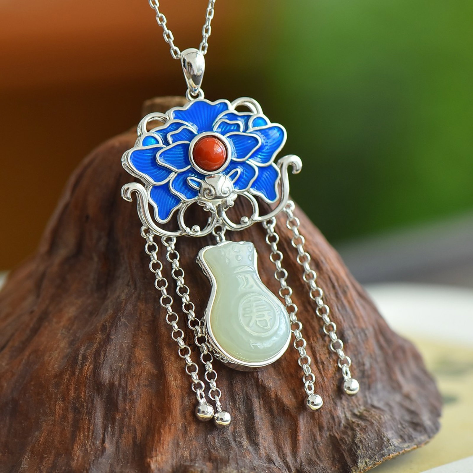 An Exquisite Sterling Silver Inlaid White Jade Enamel Pendant: Estimated Value:400-800 An Exquisite Sterling Silver Inlaid White Jade Enamel Pendant,Size:12mmx19mm 纯银镶白玉珐琅吊坠