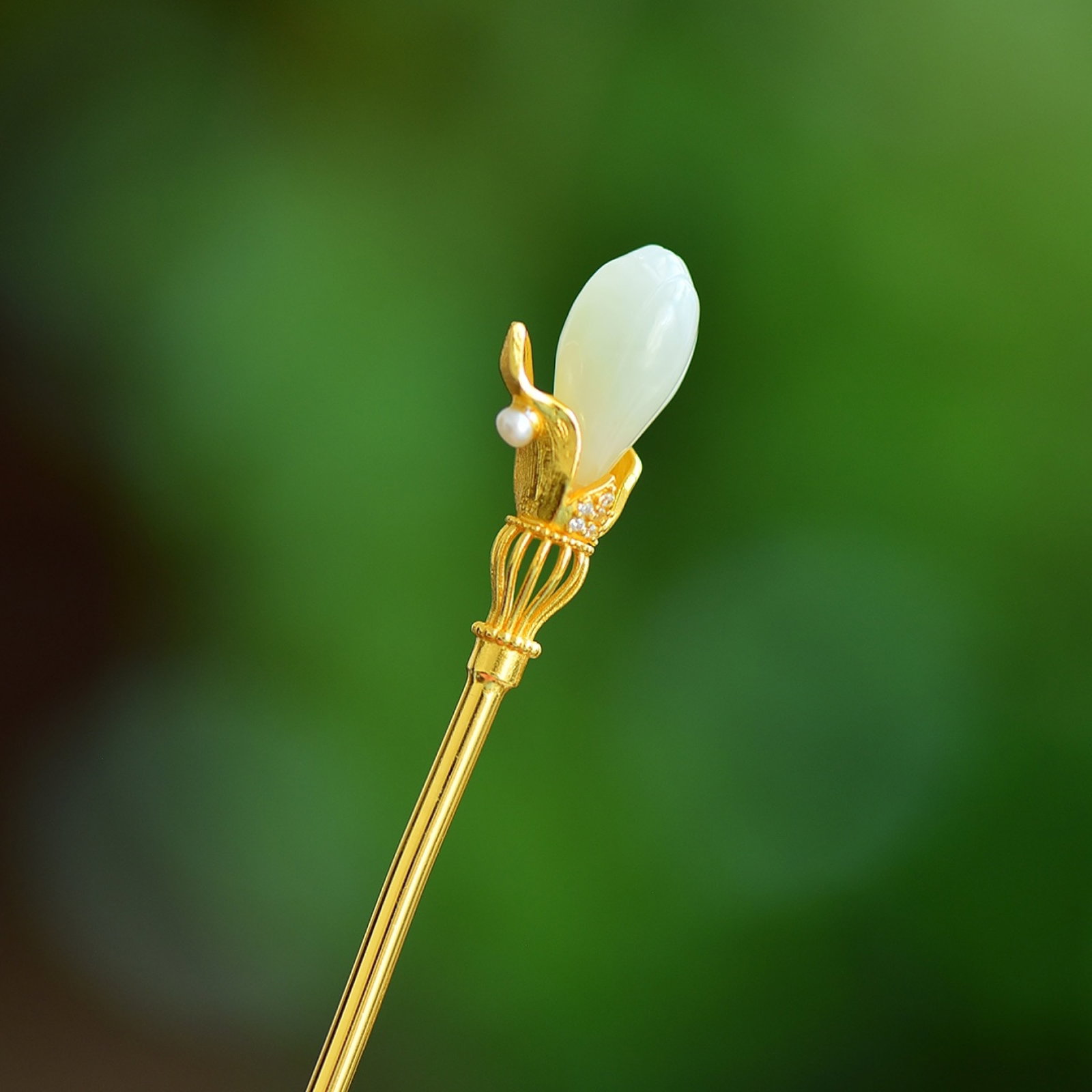 An Exquisite Sterling Silver-Gold Plated Inlaid White Jade Hairpin,Inlaid Diamond: Estimated Value:600-1200 An Exquisite Sterling Silver-Gold Plated Inlaid White Jade Hairpin,Inlaid Diamond