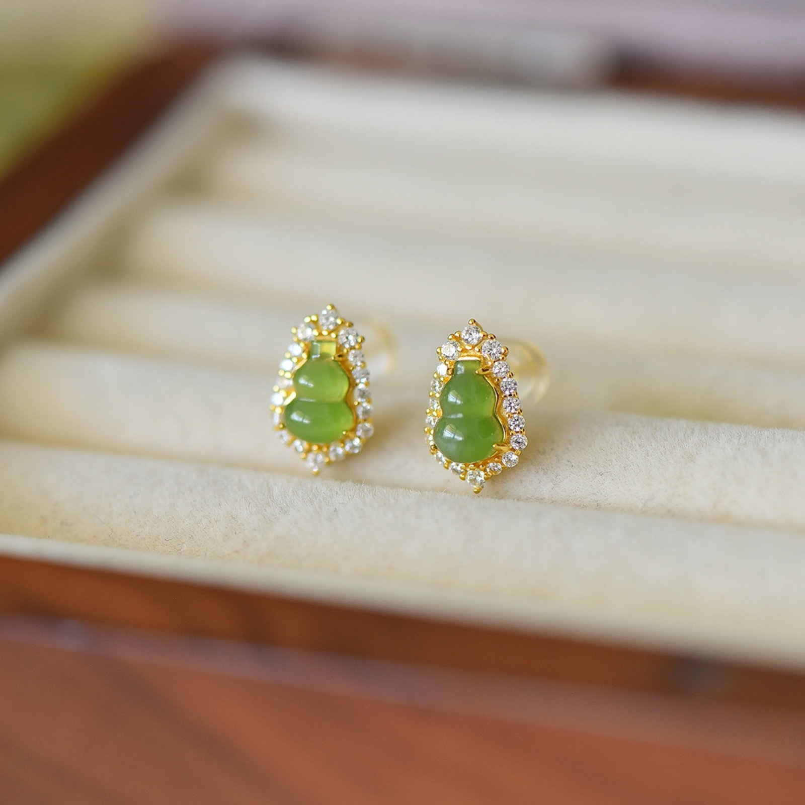 A Pair of Exquisite Sterling Silver-Gold Plated Inlaid Jasper Earrings - 4