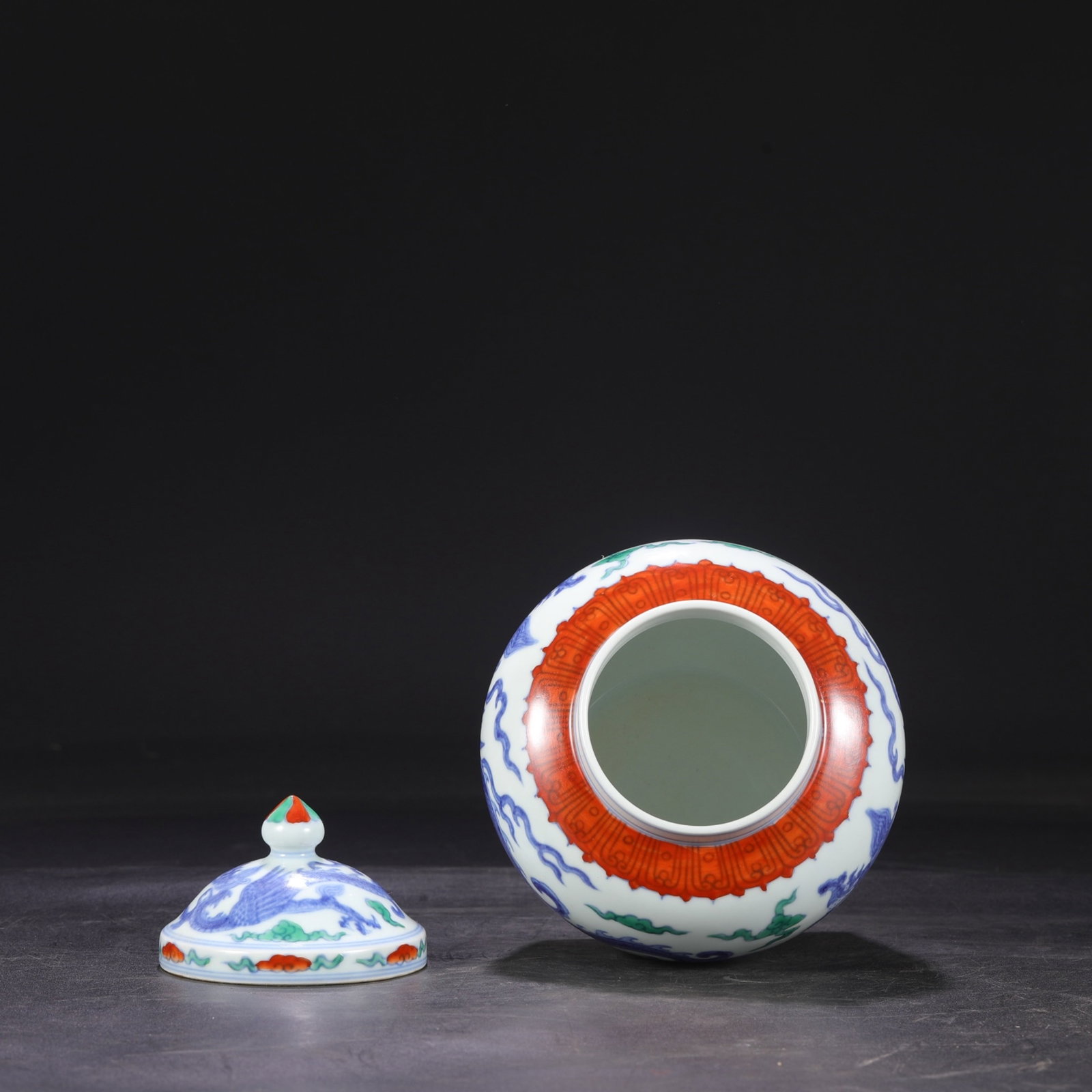 An Exquisite Blue and White Doucai Auspicious Cloud and Dragon Pattern Jar with Cover - 4