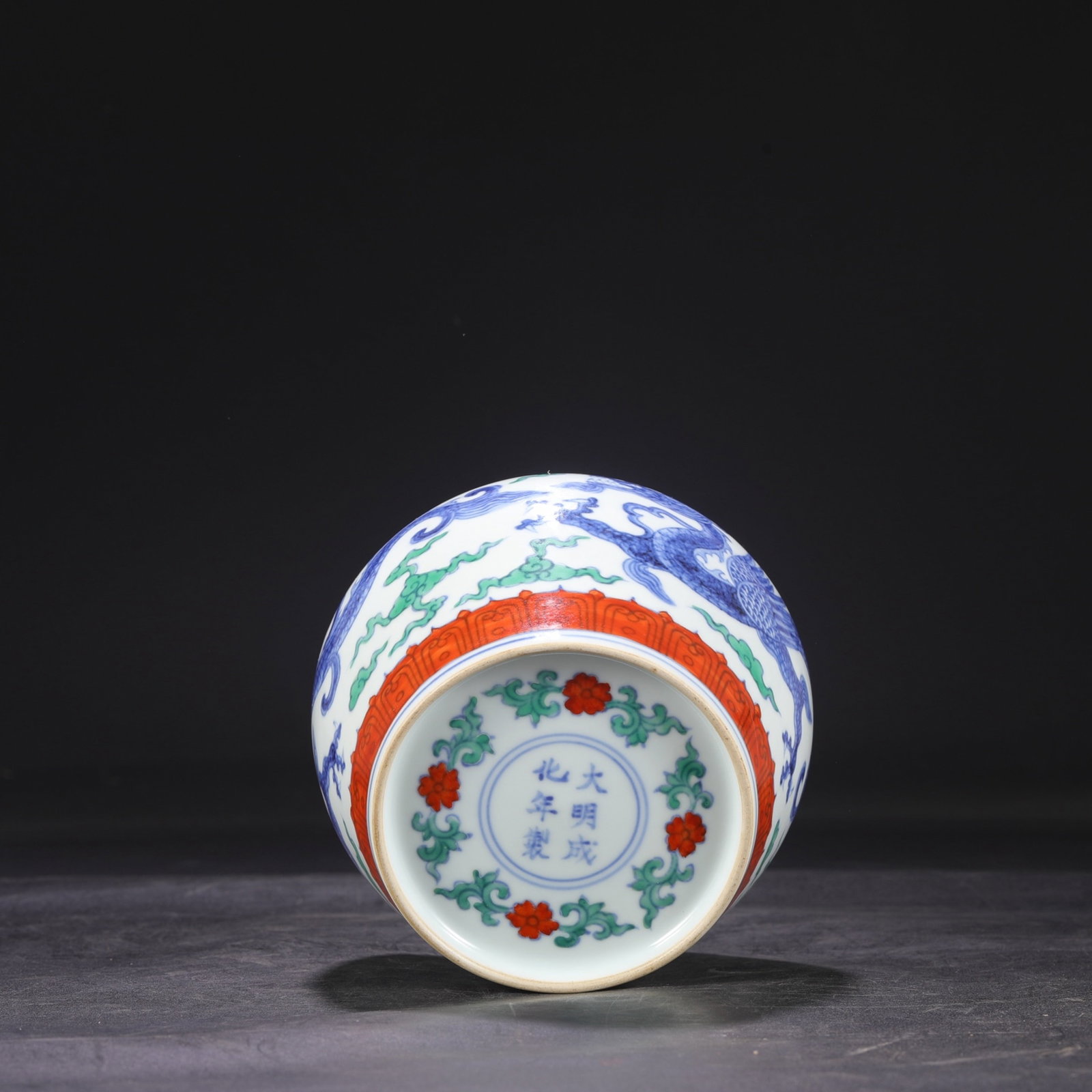 An Exquisite Blue and White Doucai Auspicious Cloud and Dragon Pattern Jar with Cover - 8