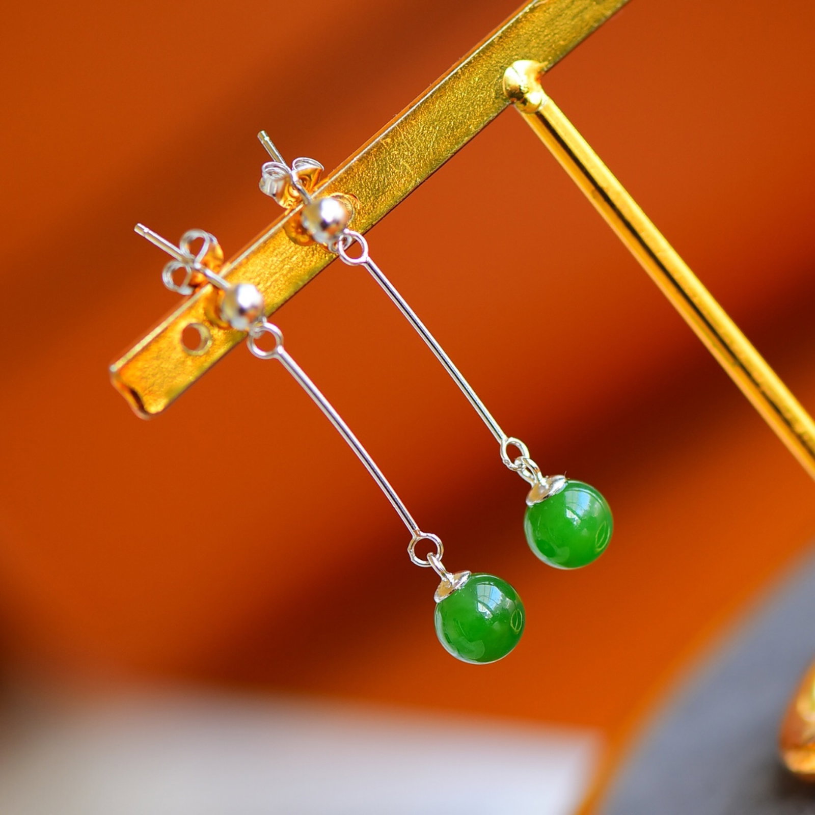 A Pair of Exquisite Sterling Silver Inlaid Jasper Earrings - 4