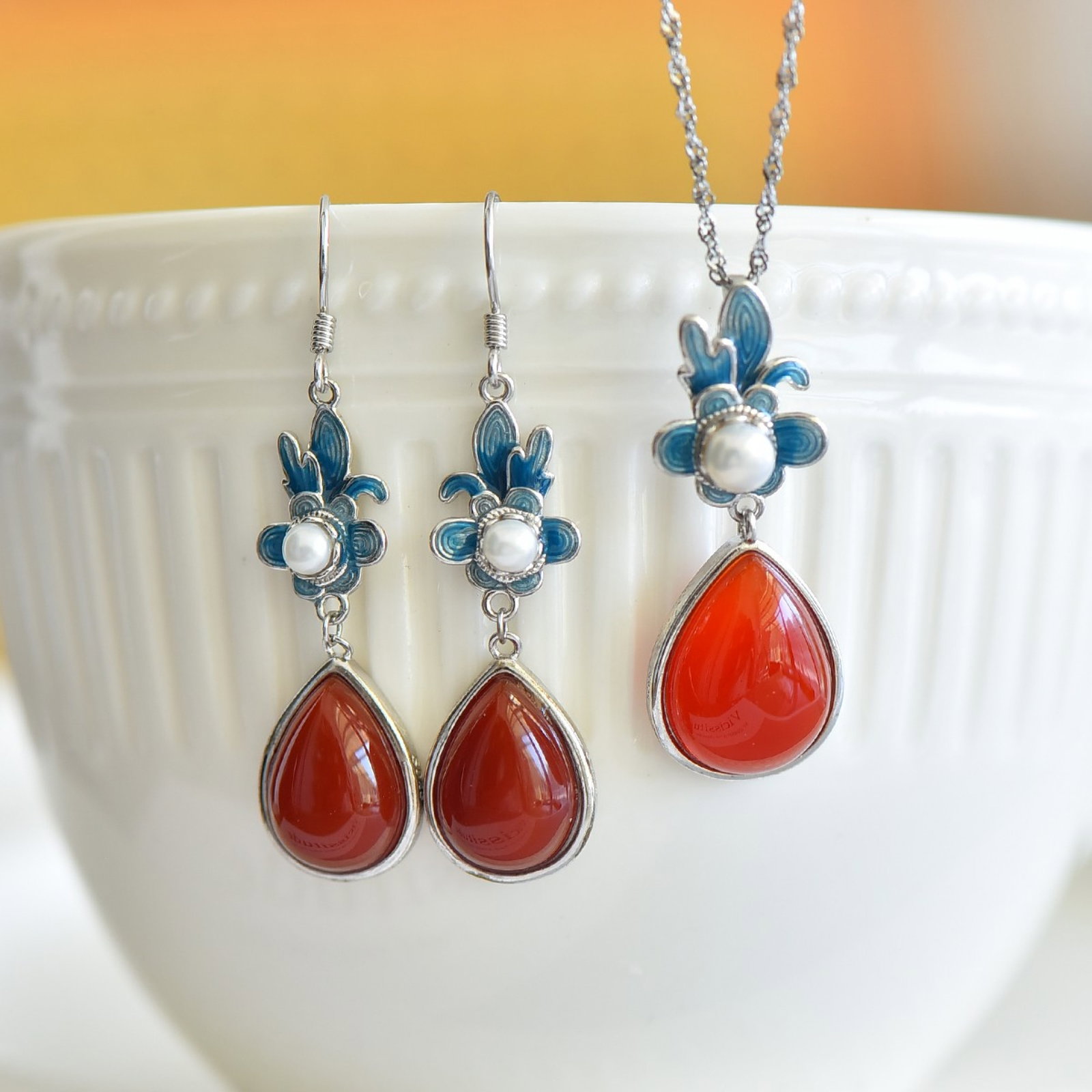 A Set of Fine Sterling Silver Inlaid Agate Jewelrys,Inlaid Pearls: Estimated Value:400-800 A Set of Fine Sterling Silver Inlaid Agate Jewelrys,Inlaid Pearls 一套纯银镶玛瑙首饰,嵌珍珠