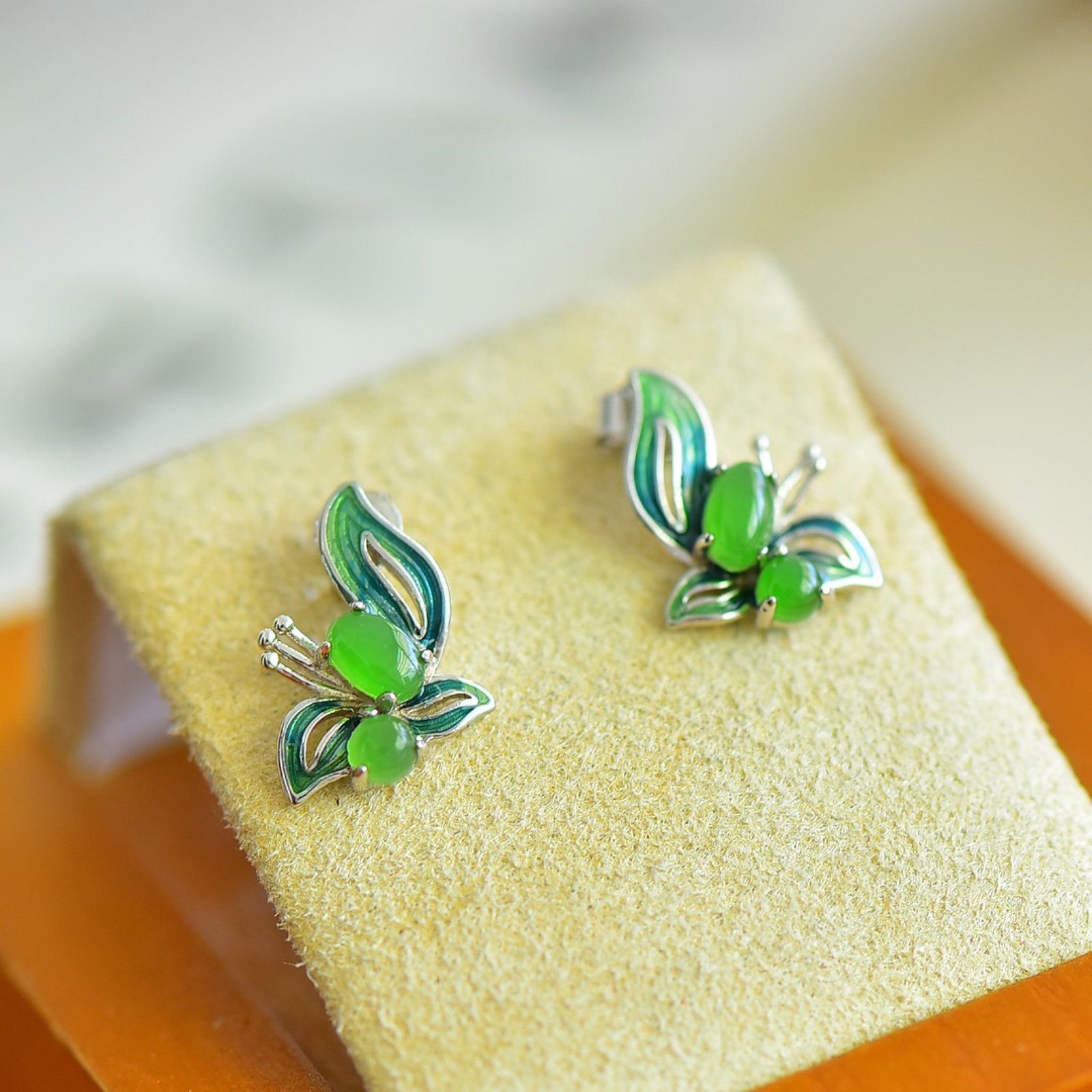 A Pair of Exquisite Sterling Silver Inlaid Jasper Earrings - 3