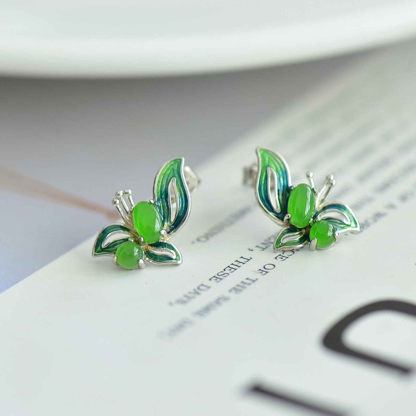 A Pair of Exquisite Sterling Silver Inlaid Jasper Earrings - 4