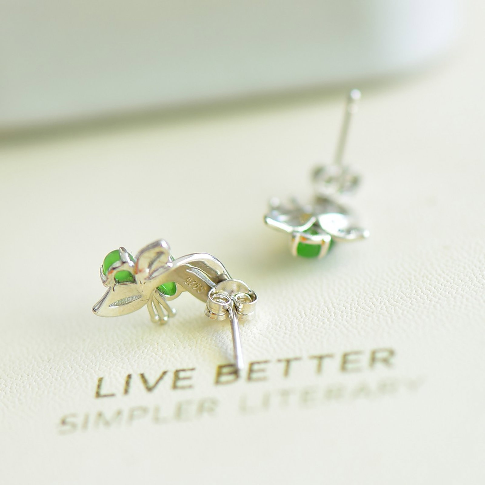 A Pair of Exquisite Sterling Silver Inlaid Jasper Earrings - 5