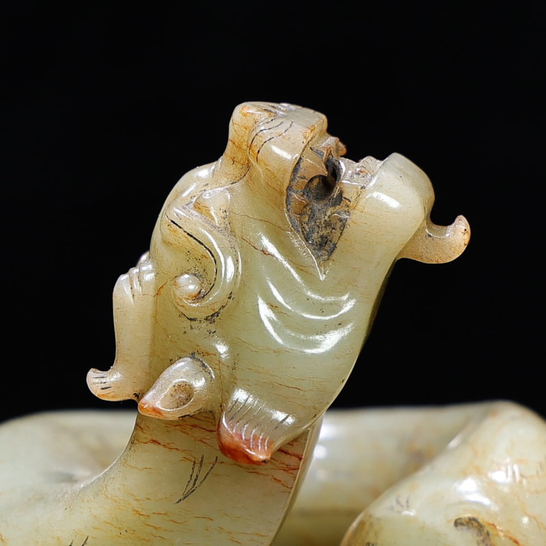 An Exquisite White Jade Dragon Ornament - 6