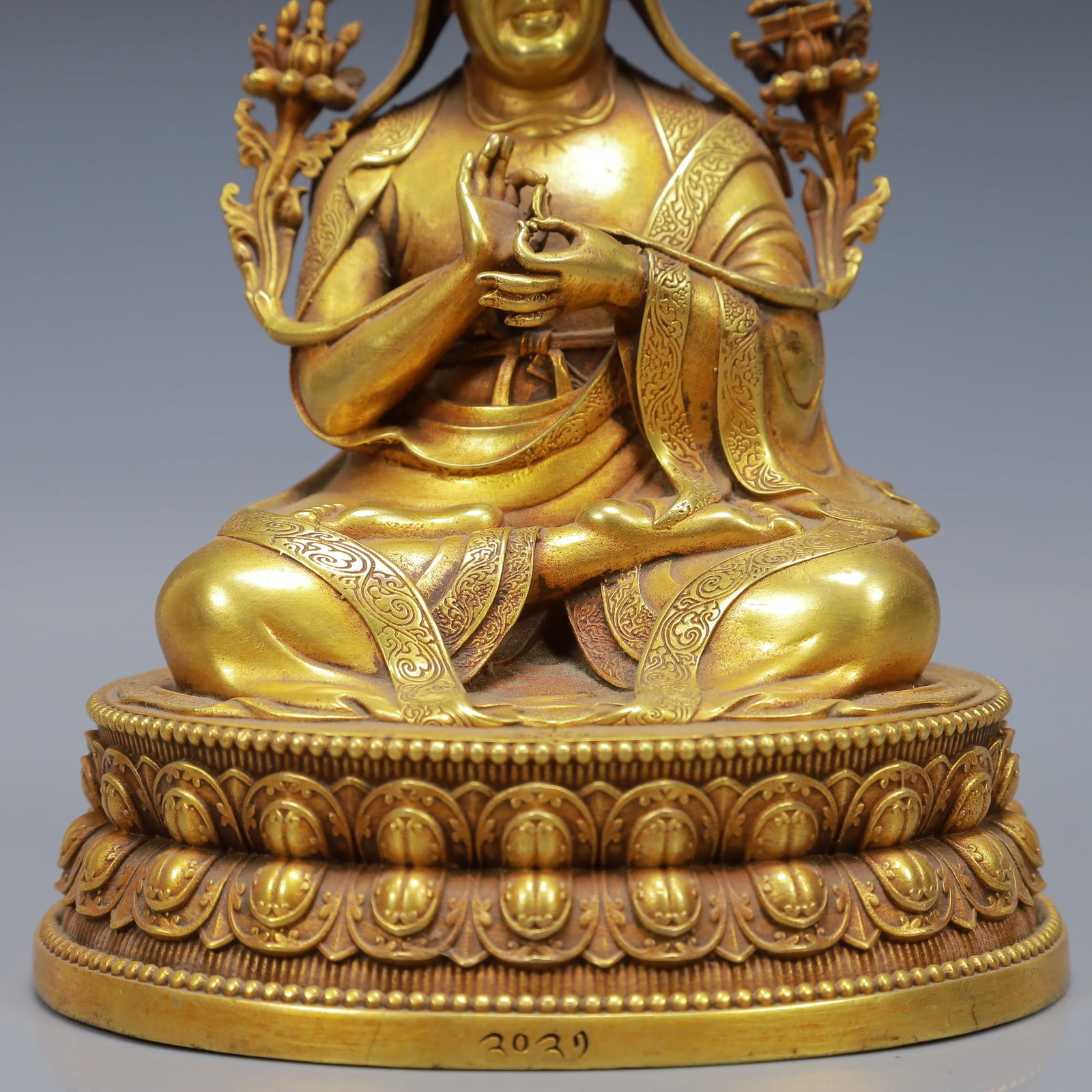 An Exquisite Gilt Bronze Statue of Tsongkhapa - 3