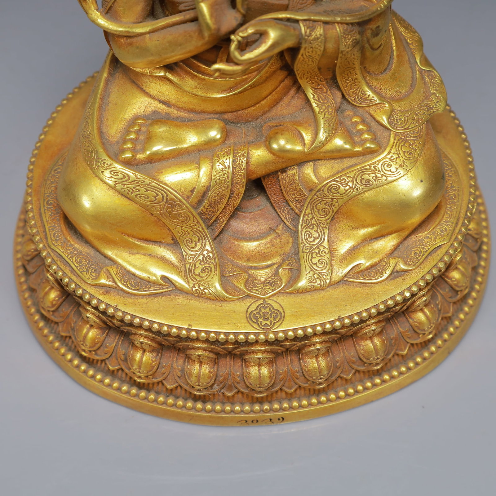 An Exquisite Gilt Bronze Statue of Tsongkhapa - 4