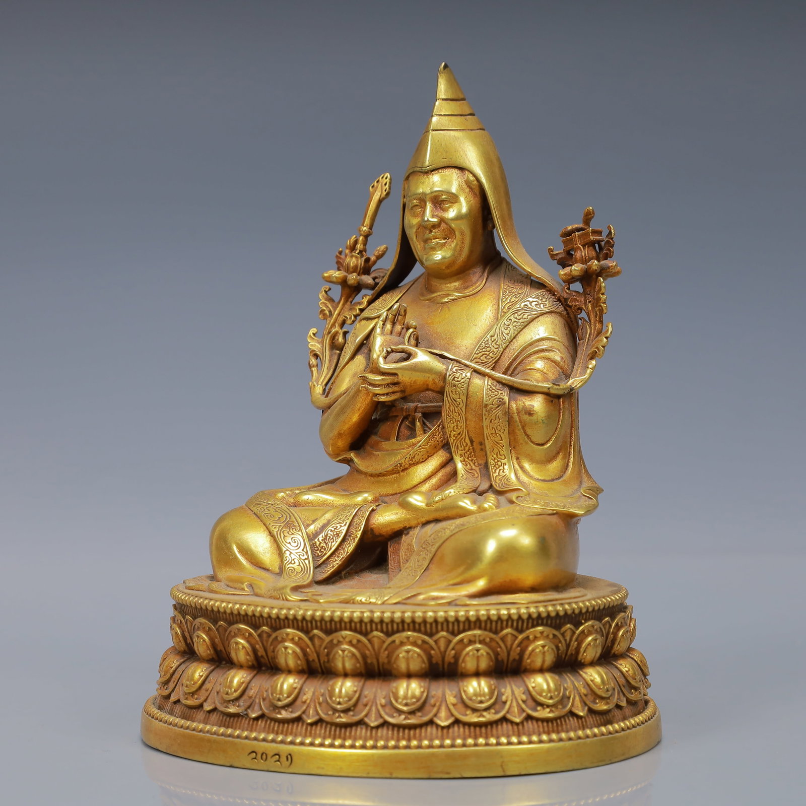 An Exquisite Gilt Bronze Statue of Tsongkhapa - 5