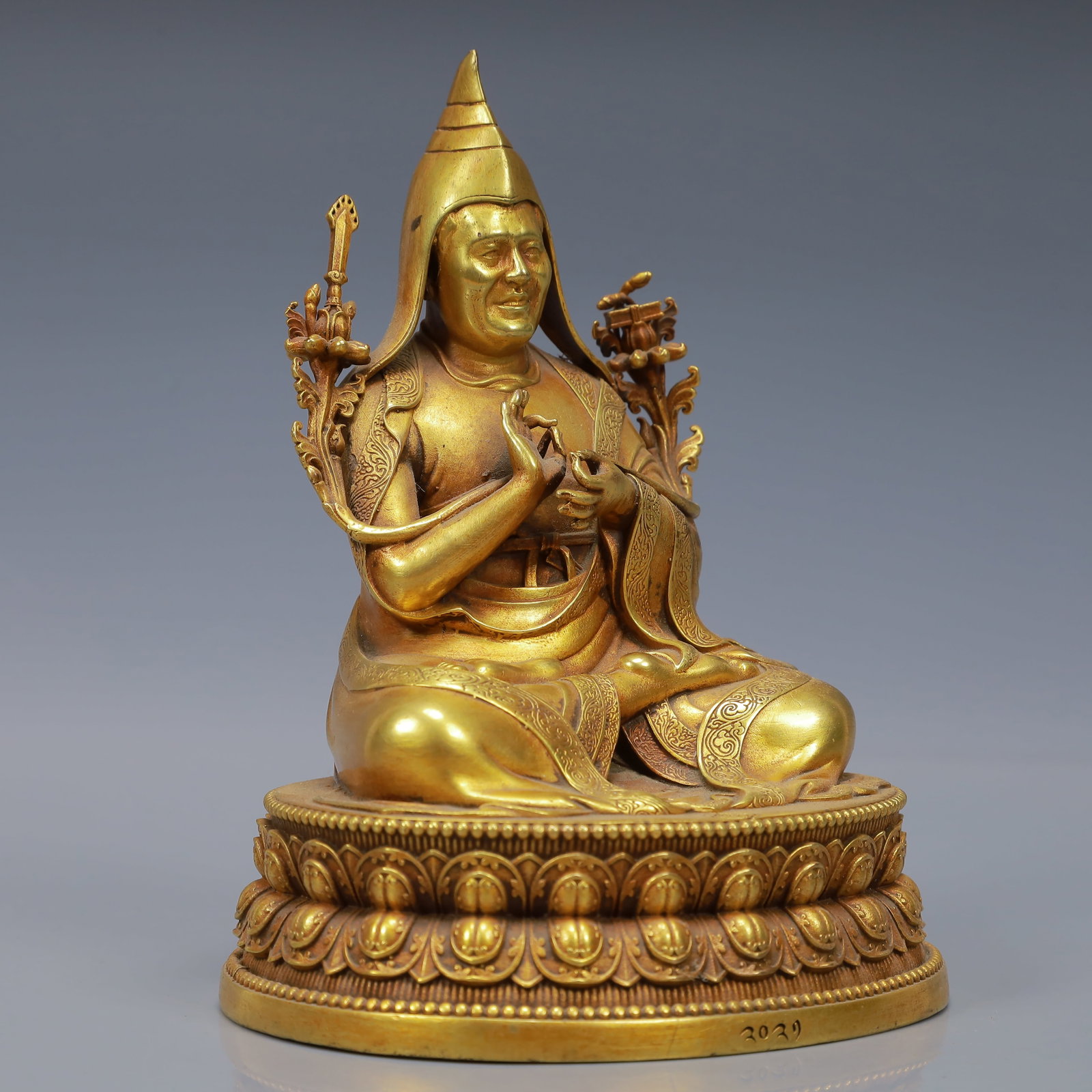 An Exquisite Gilt Bronze Statue of Tsongkhapa - 6