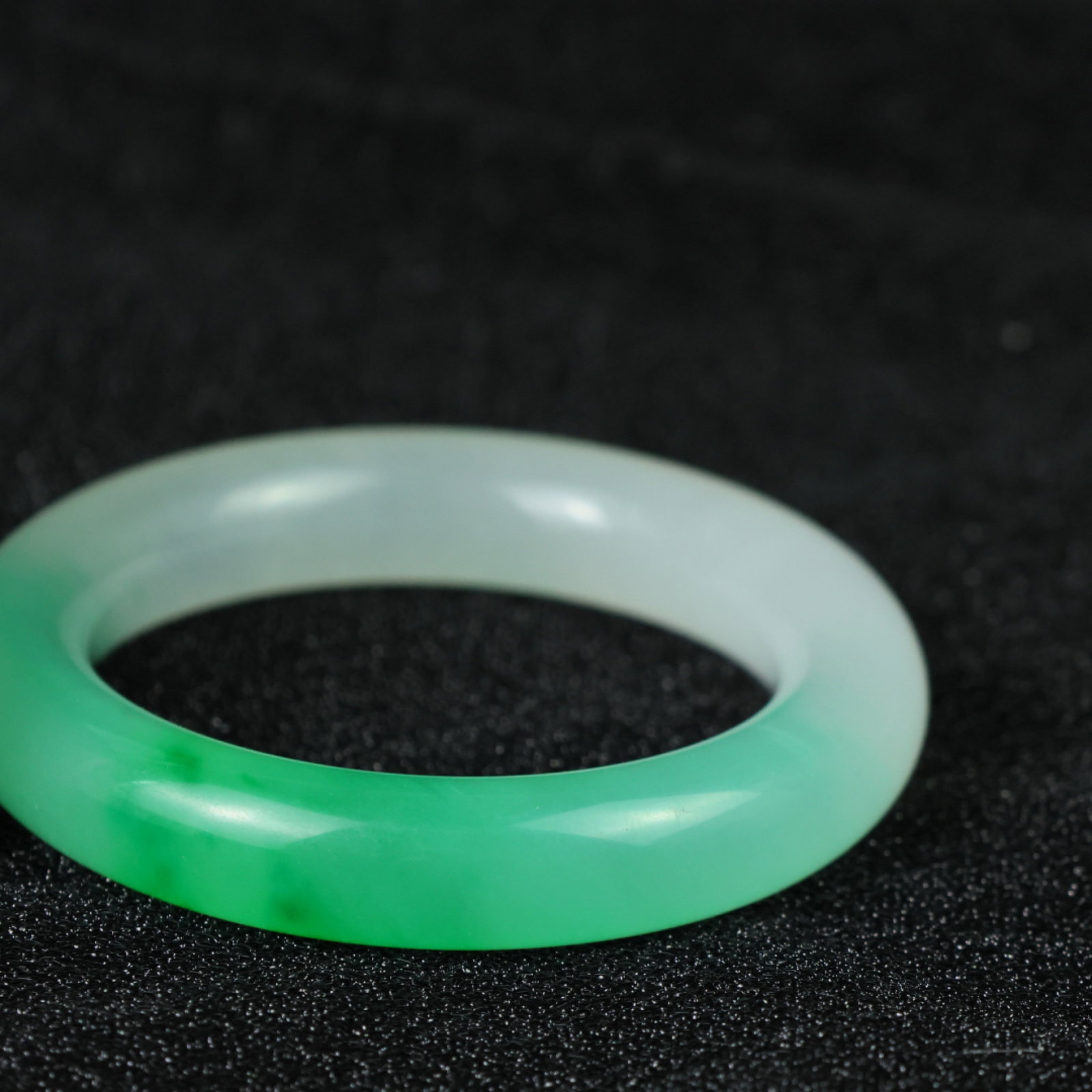 An Exquisite Pair of Jadeite Bracelets - 3