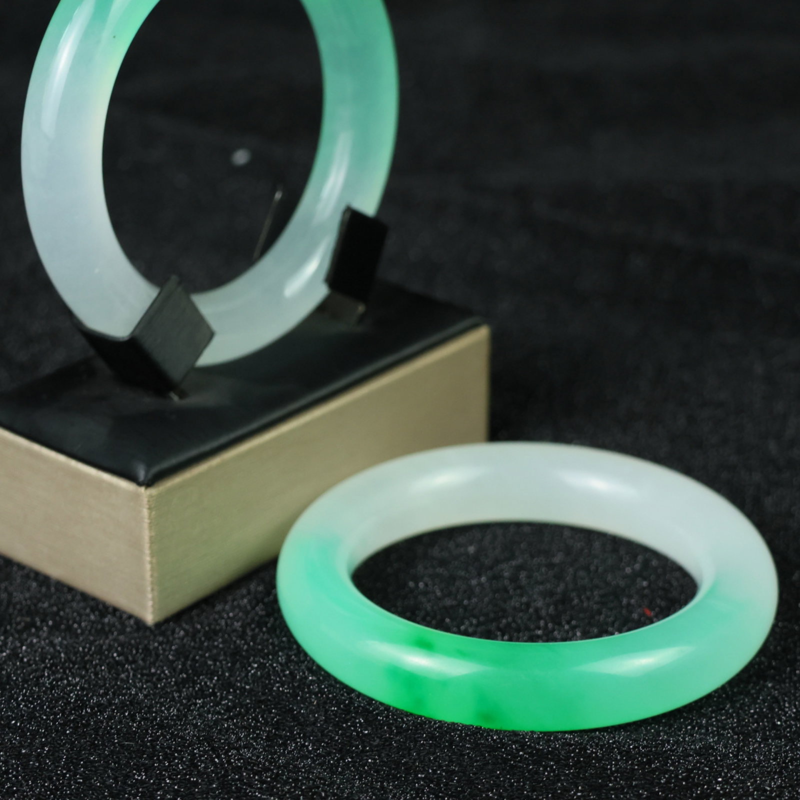 An Exquisite Pair of Jadeite Bracelets - 4