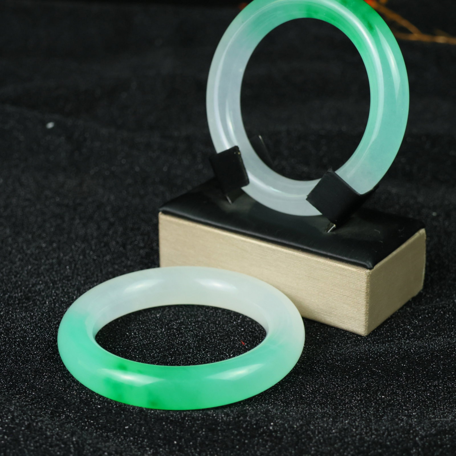 An Exquisite Pair of Jadeite Bracelets - 5