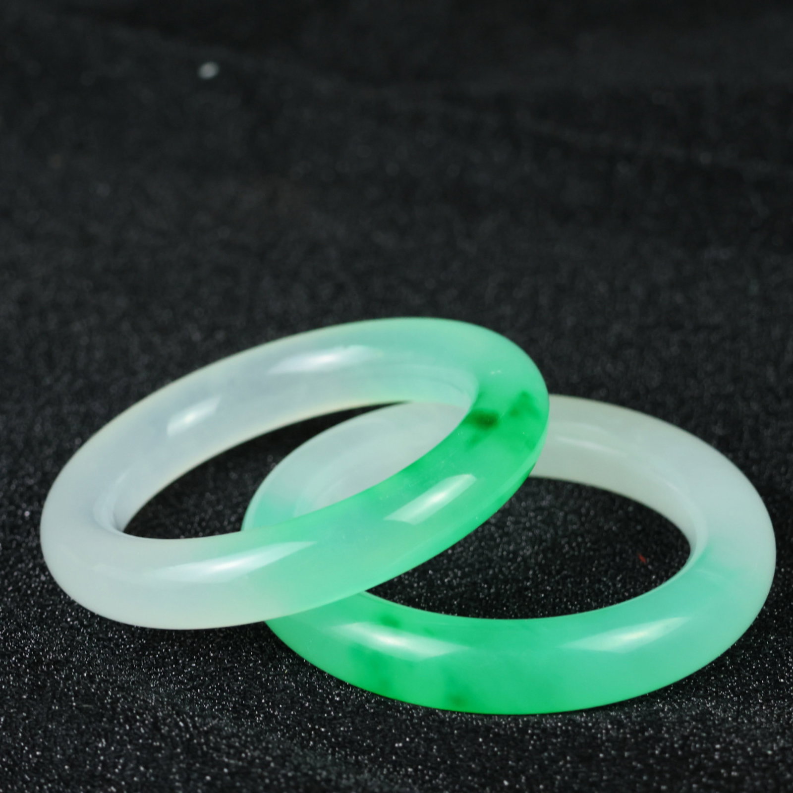 An Exquisite Pair of Jadeite Bracelets - 7