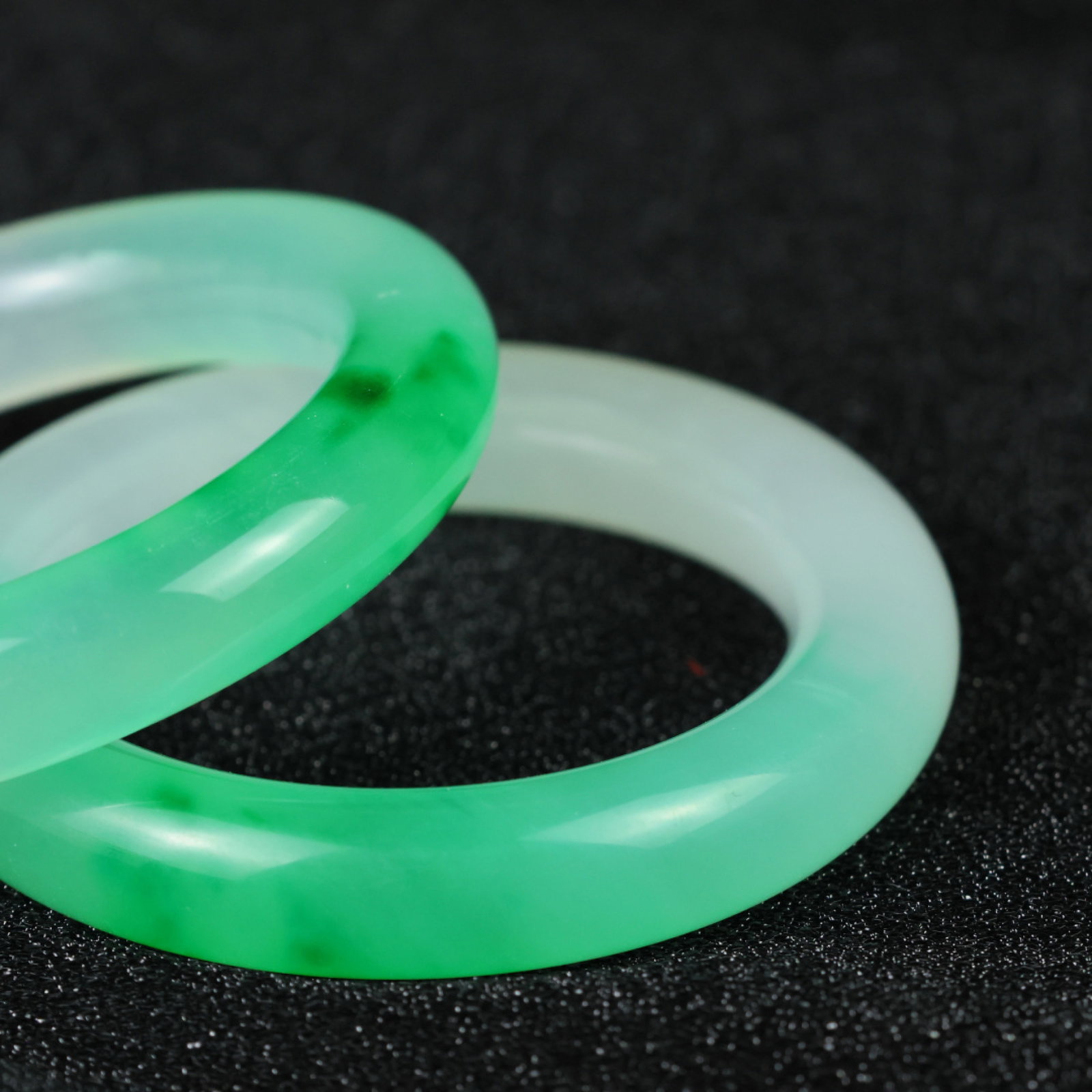 An Exquisite Pair of Jadeite Bracelets - 8