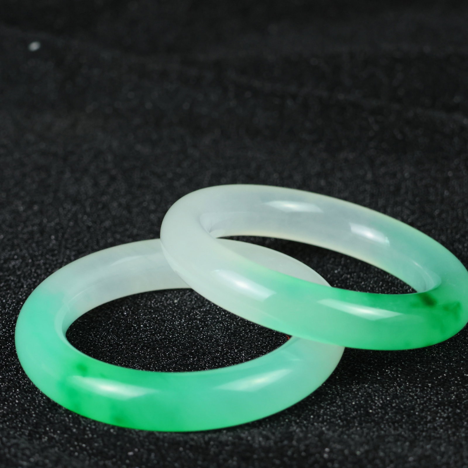 An Exquisite Pair of Jadeite Bracelets - 9