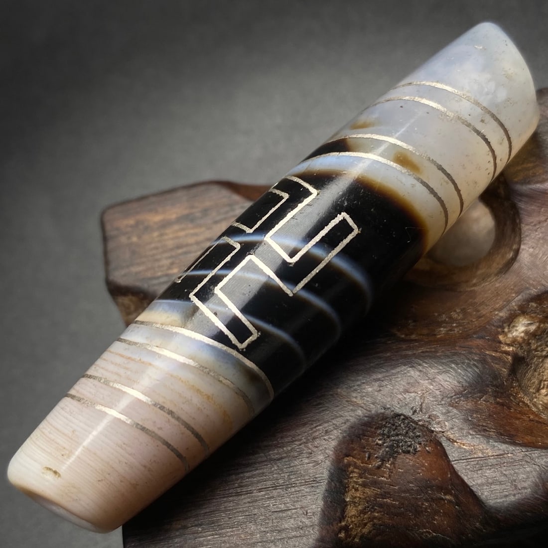 An Exquisite Wan--Character Pattern Dzi Bead Pendant,Inlaid Silver wire - 3