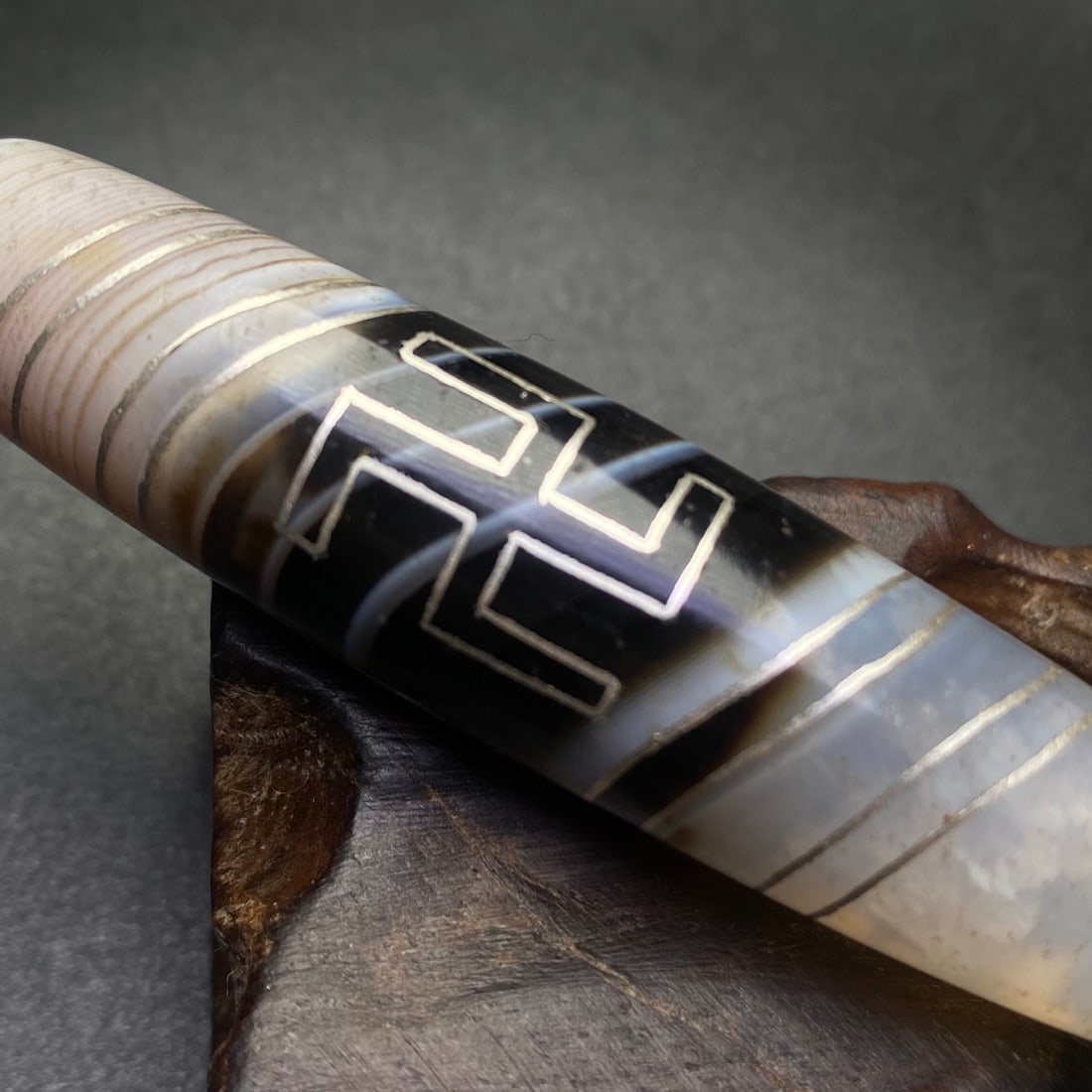 An Exquisite Wan--Character Pattern Dzi Bead Pendant,Inlaid Silver wire - 8