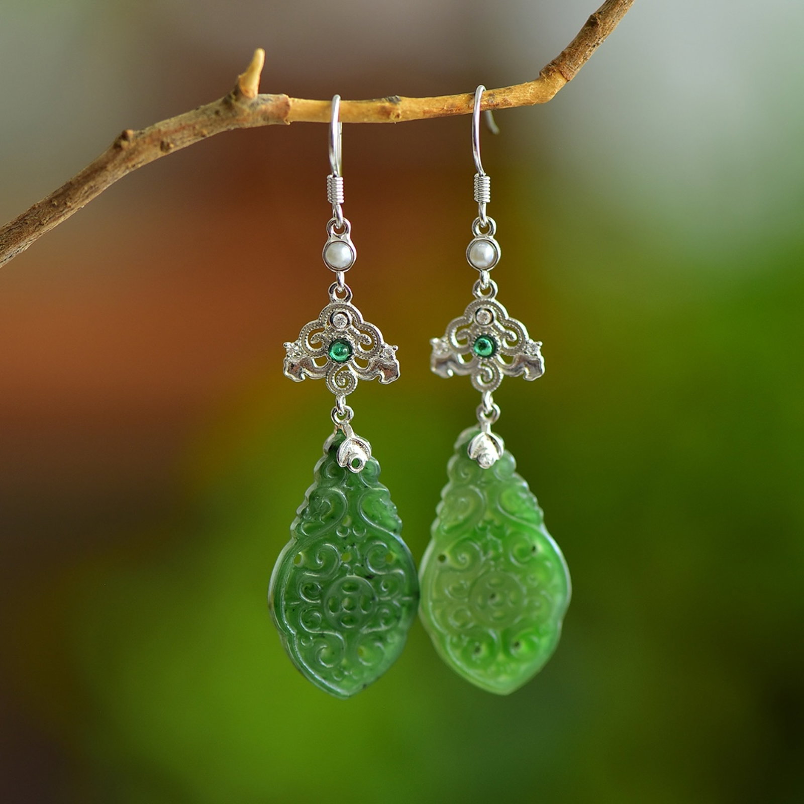 A Pair of Exquisite Sterling Silver Inlaid Jasper Earrings,Inlaid Pearls: Estimated Value:400-800 A Pair of Exquisite Sterling Silver Inlaid Jasper Earrings,Inlaid Pearls 一对纯银镶碧玉耳环,嵌珍珠